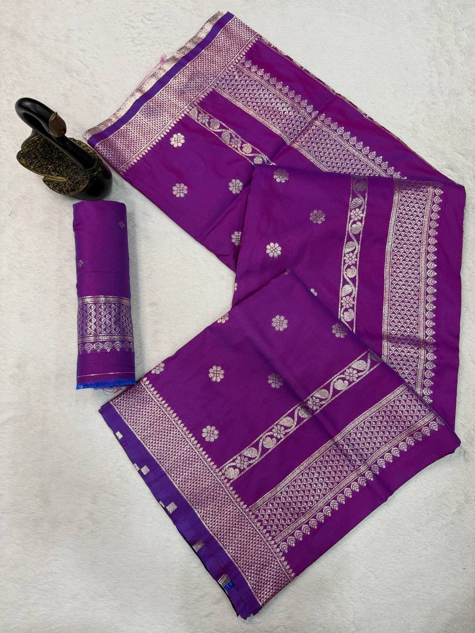 Sonorous Purple Pure Zari Weaving Banarasi Silk Saree With Arresting Blouse Piece