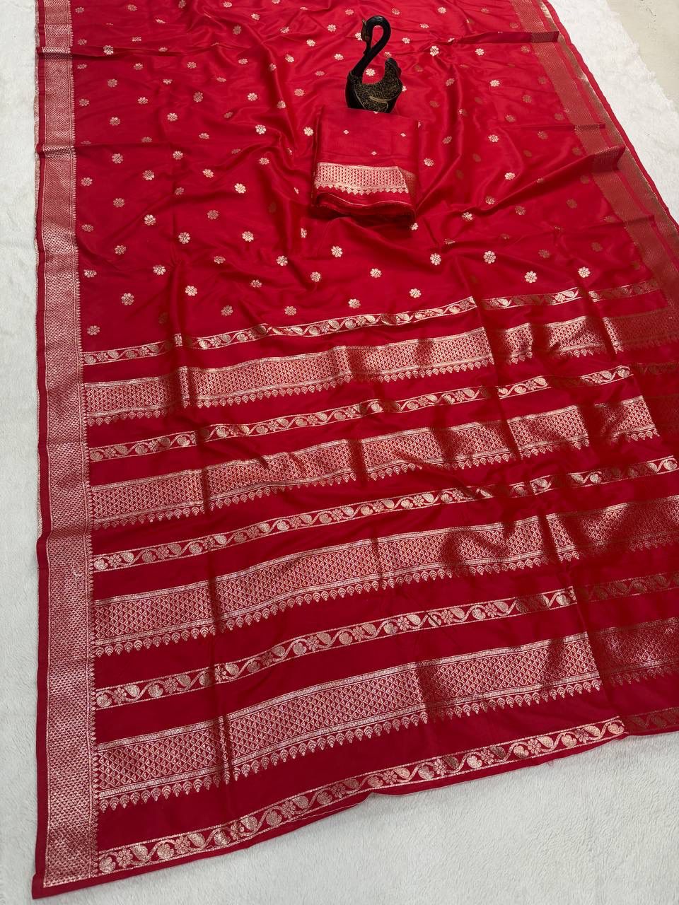 Lustrous Red Pure Zari Weaving Banarasi Silk Saree With Resplendent Blouse Piece