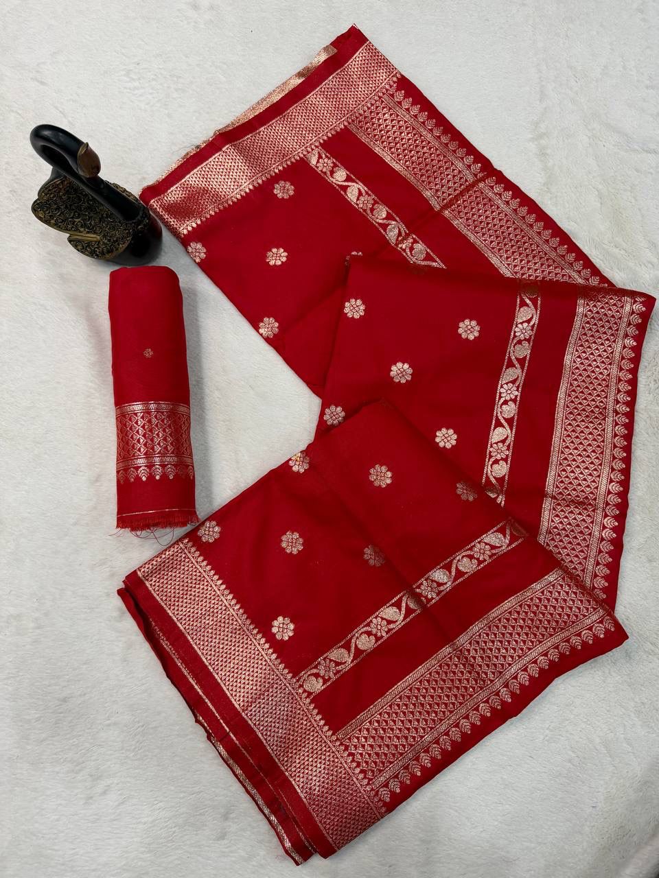 Lustrous Red Pure Zari Weaving Banarasi Silk Saree With Resplendent Blouse Piece