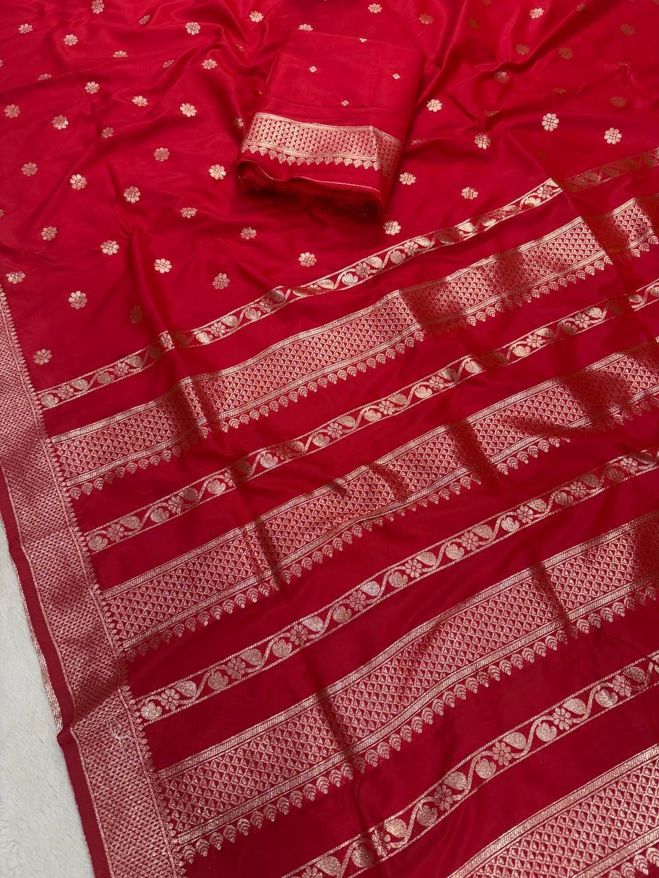 Lustrous Red Pure Zari Weaving Banarasi Silk Saree With Resplendent Blouse Piece