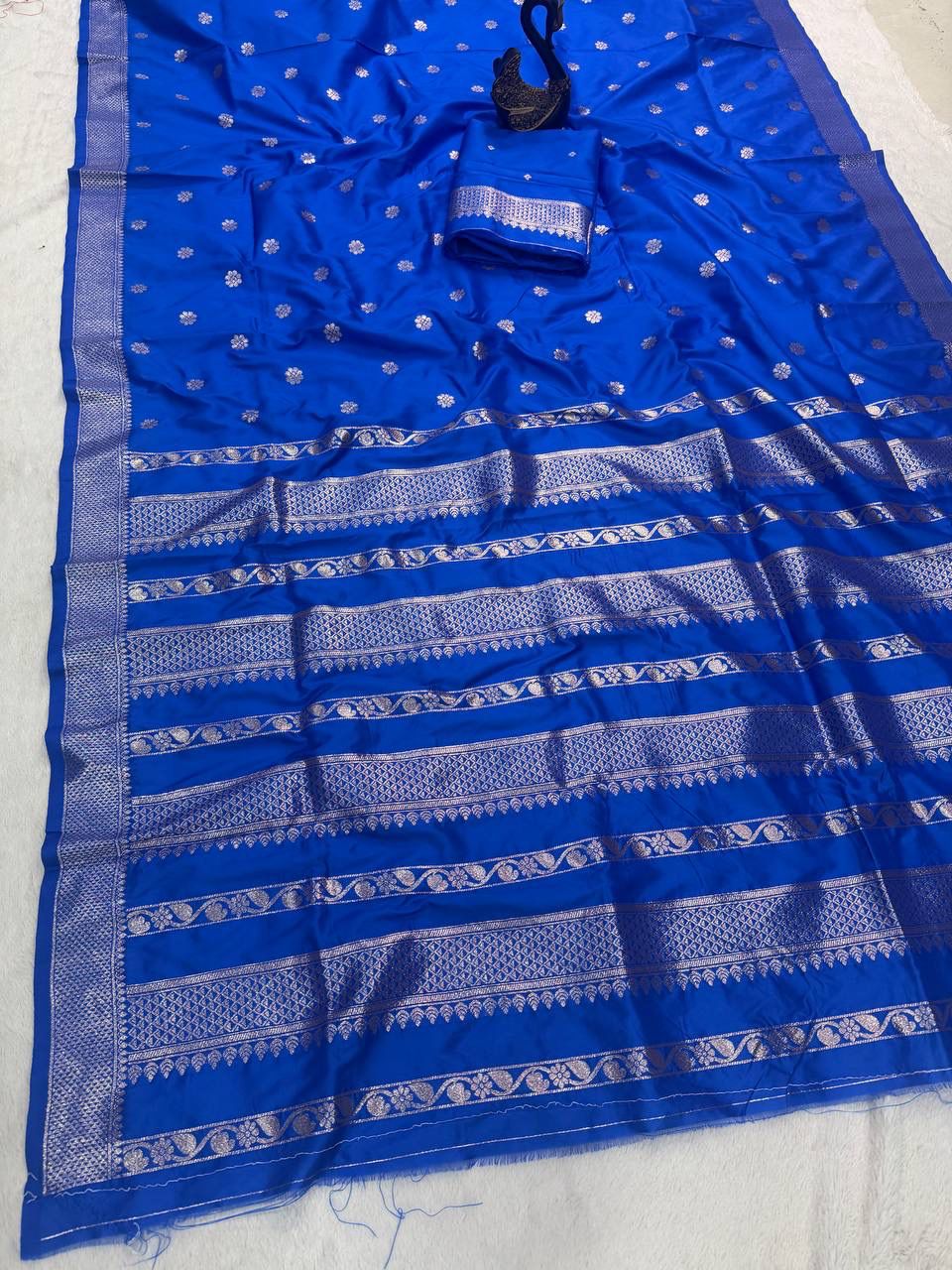Ineffable Royal Blue Pure Zari Weaving Banarasi Silk Saree With Nectarous Blouse Piece