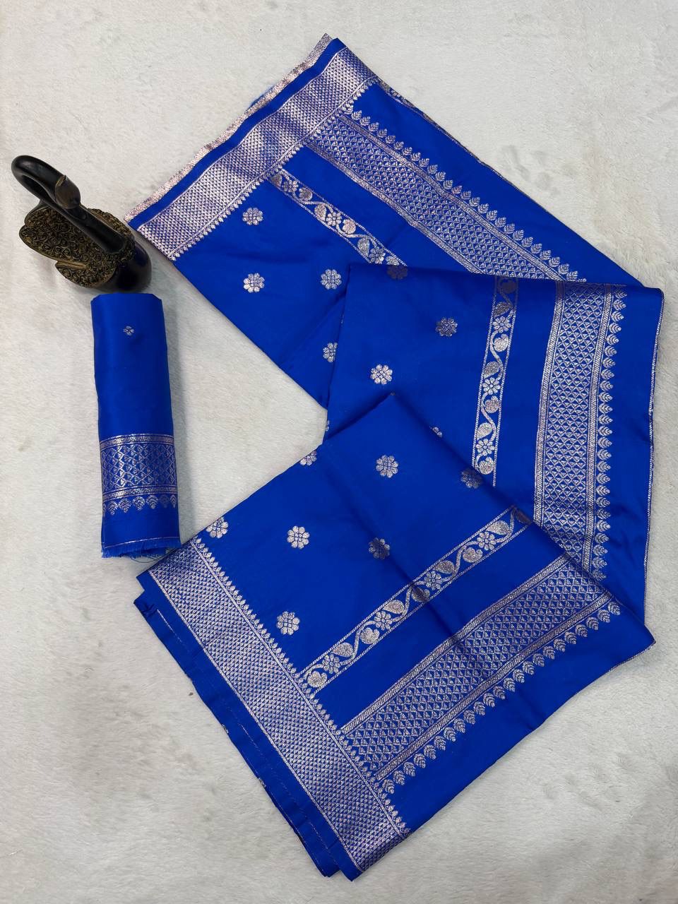 Ineffable Royal Blue Pure Zari Weaving Banarasi Silk Saree With Nectarous Blouse Piece
