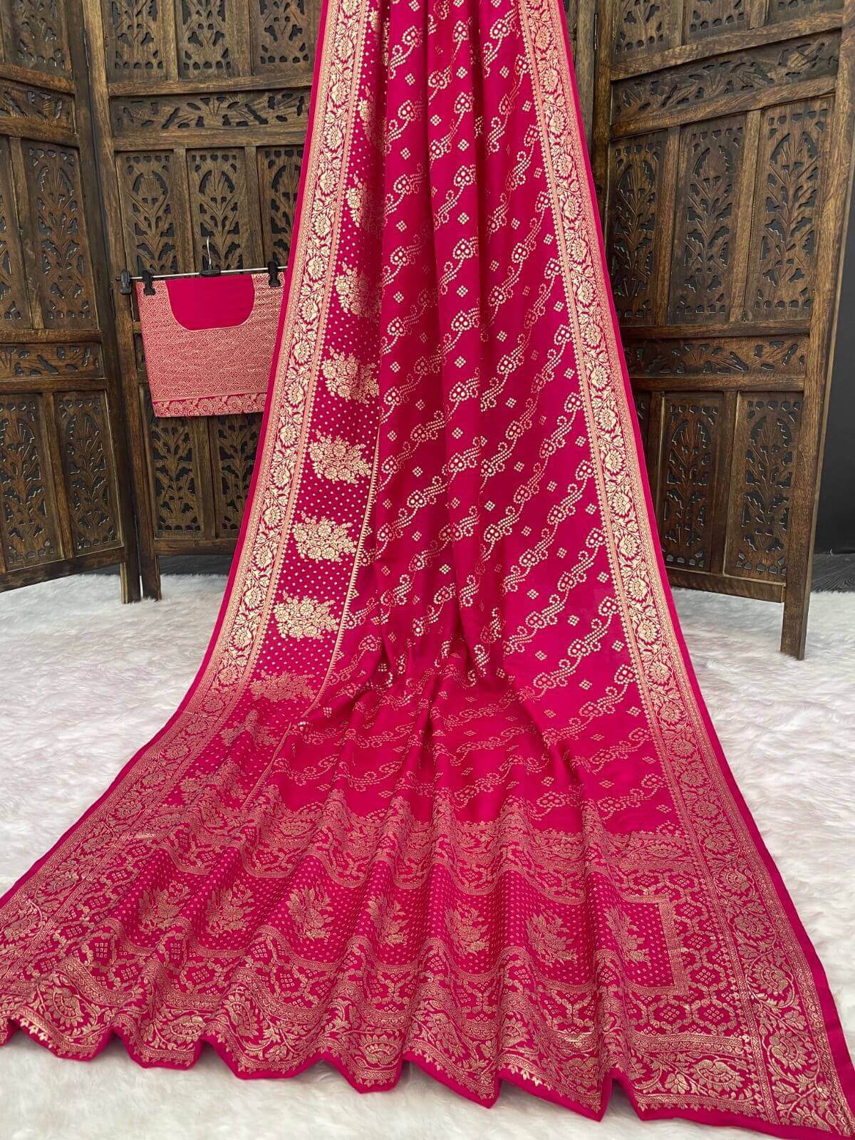 Delightful Dark Pink Banarasi Dola Silk Saree With Outstanding Blouse Piece