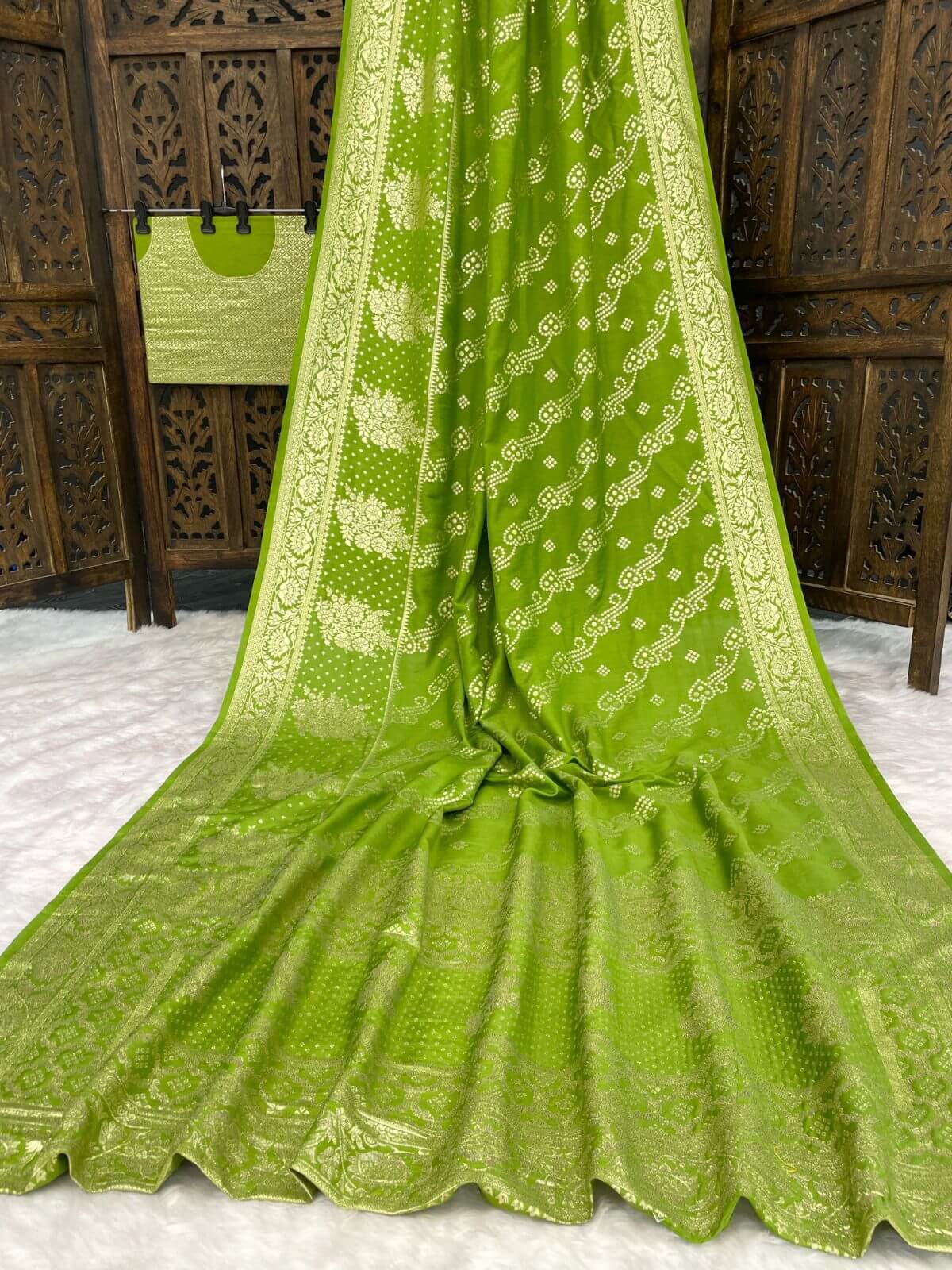 Eloquence Green Banarasi Dola Silk Saree With Preferable Blouse Piece