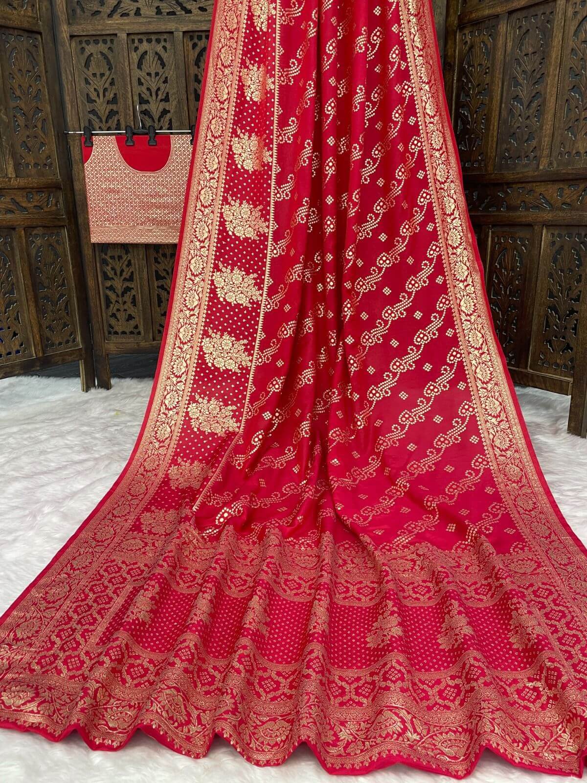Quintessential Red Banarasi Dola Silk Saree With Dazzling Blouse Piece