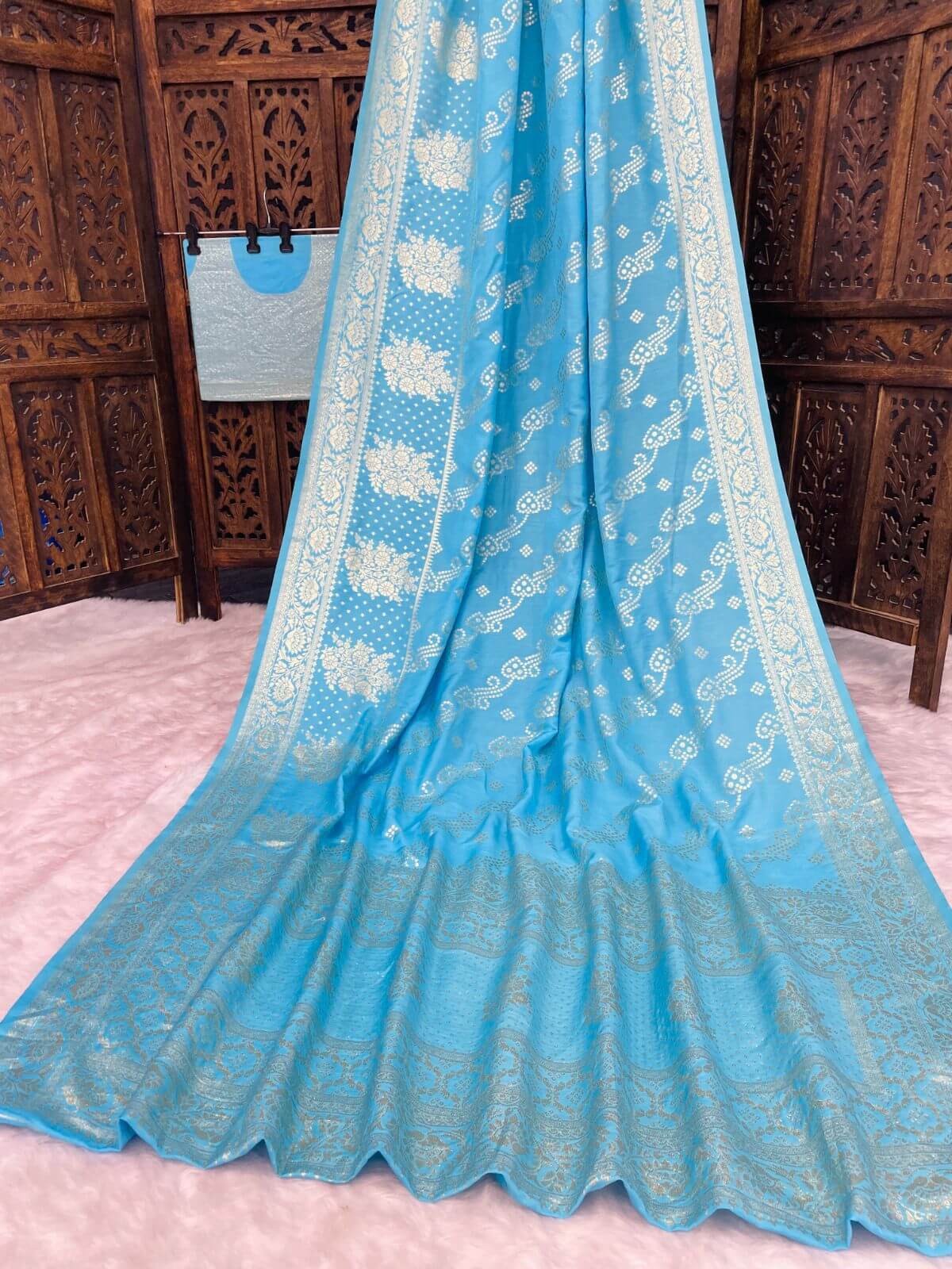 Inimitable Sky Banarasi Dola Silk Saree With Snazzy Blouse Piece
