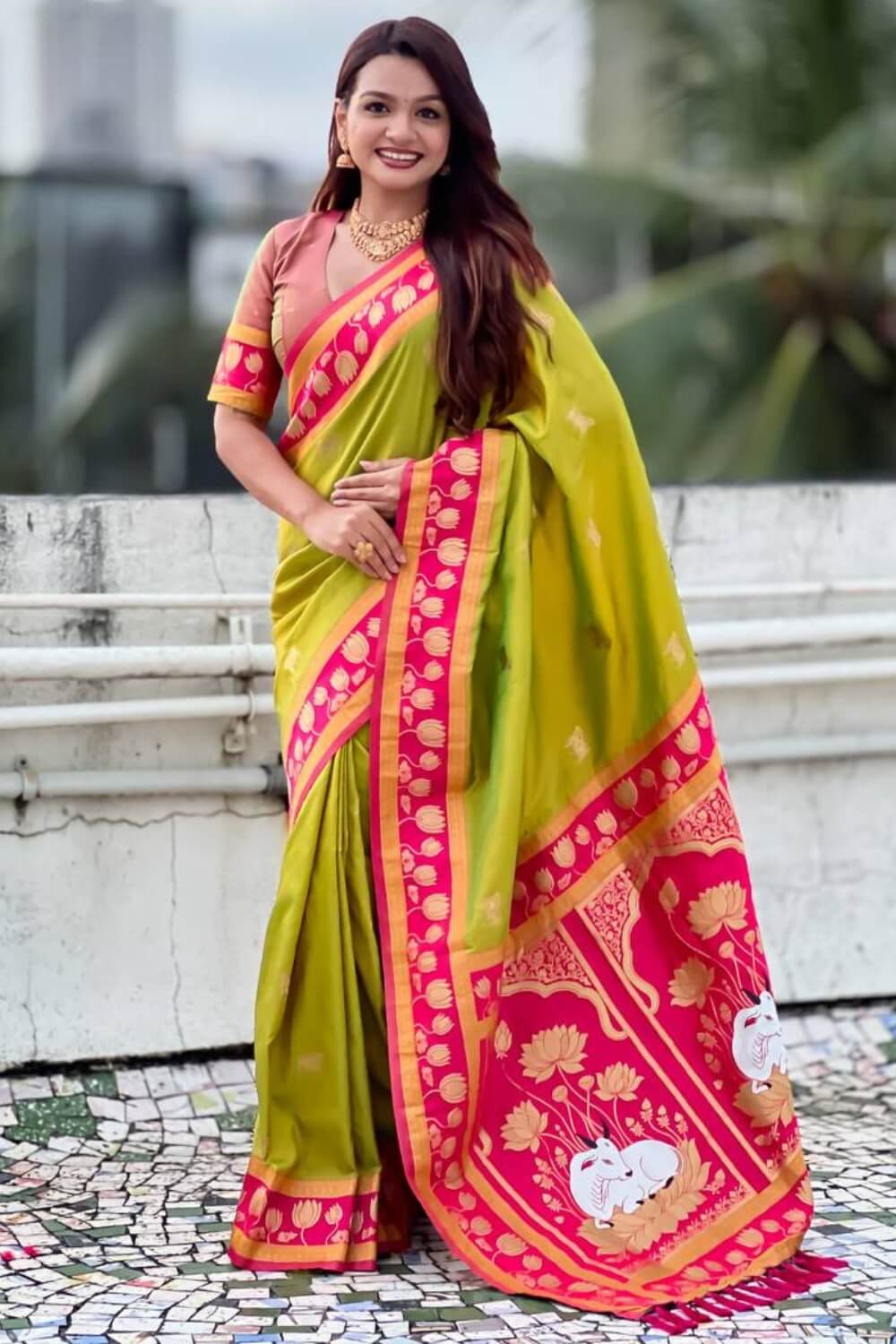 Adorning Mehndi Banarasi Pichwai Silk Saree With Pulsating Blouse Piece