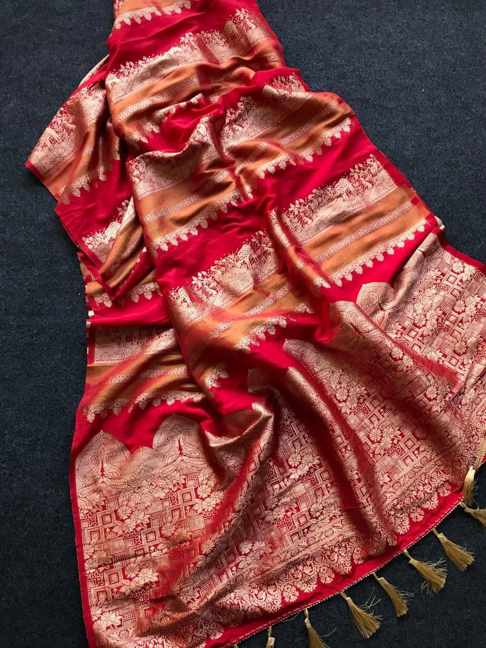Incomparable Red Banarasi Dola Silk Saree With Exceptional Blouse Piece