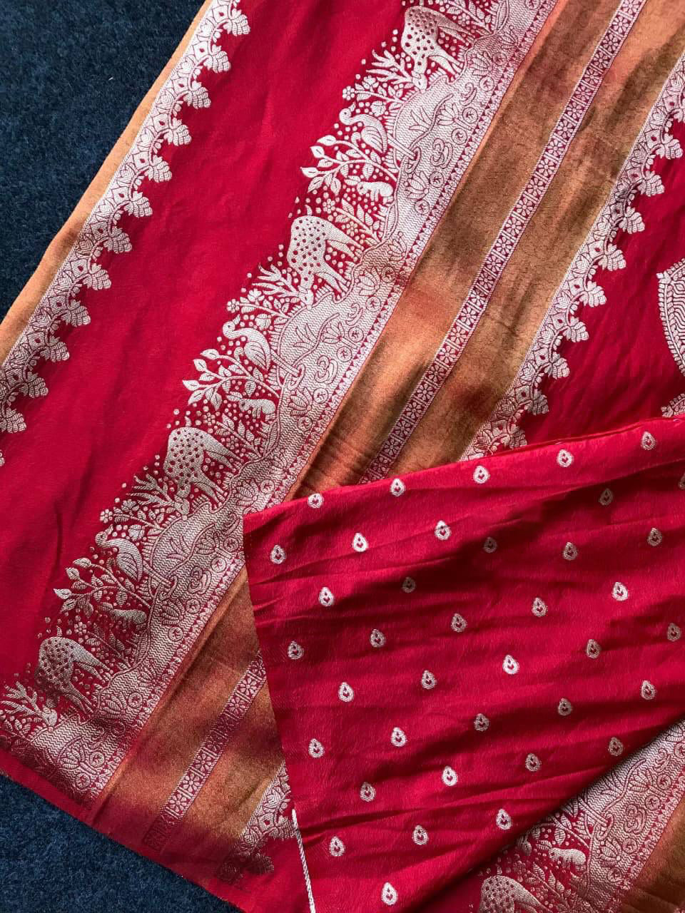 Incomparable Red Banarasi Dola Silk Saree With Exceptional Blouse Piece