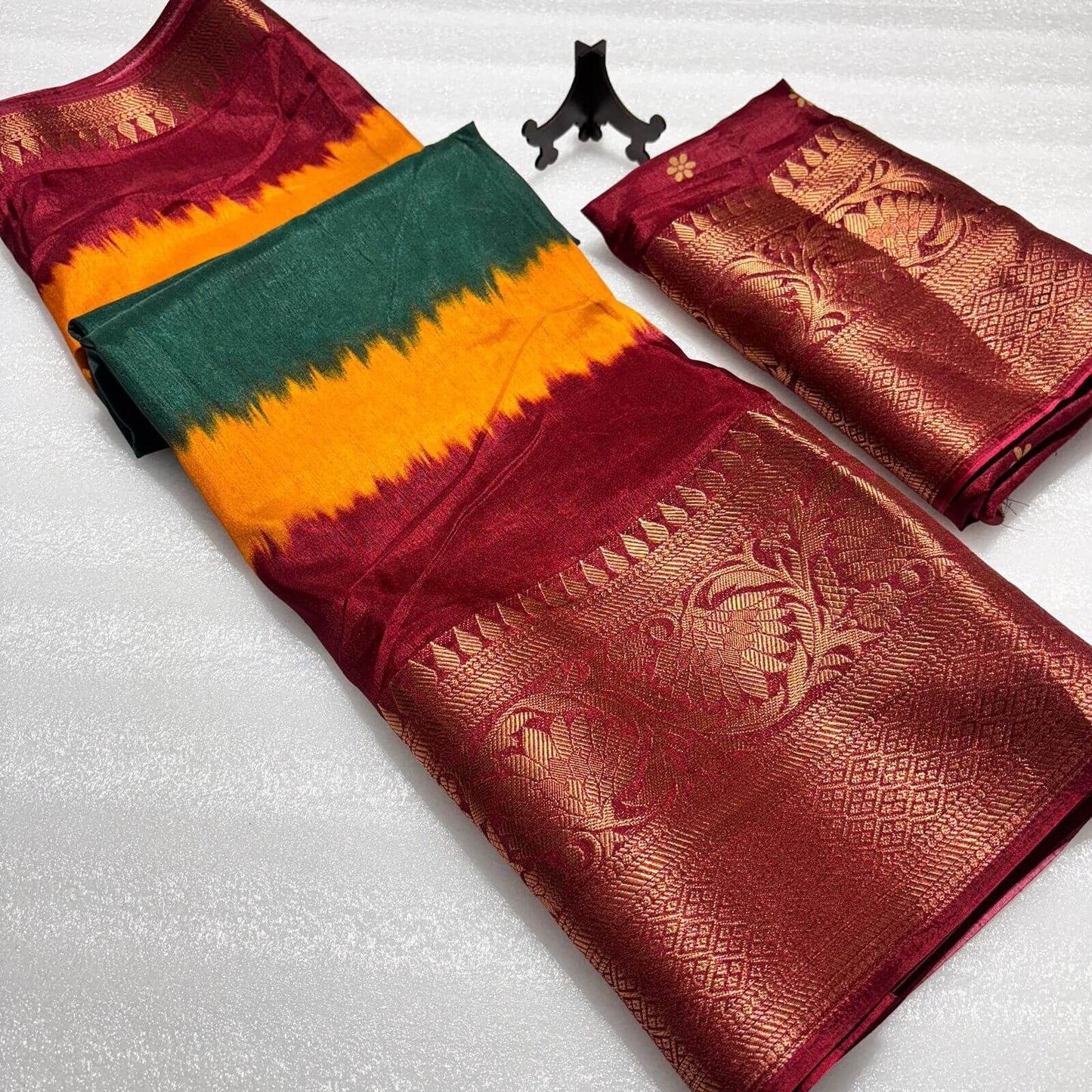 Exuberant Dark Green Banarasi Dola Silk Saree With Chatoyant Blouse Piece