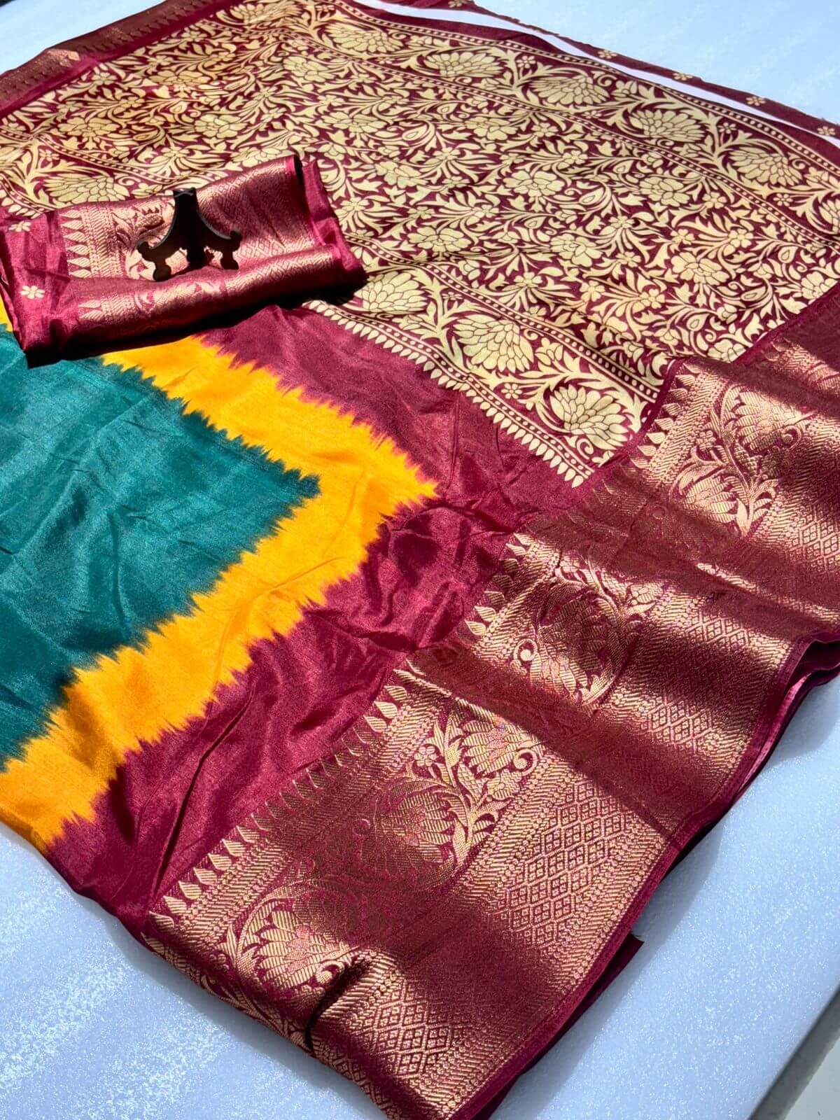 Exuberant Dark Green Banarasi Dola Silk Saree With Chatoyant Blouse Piece