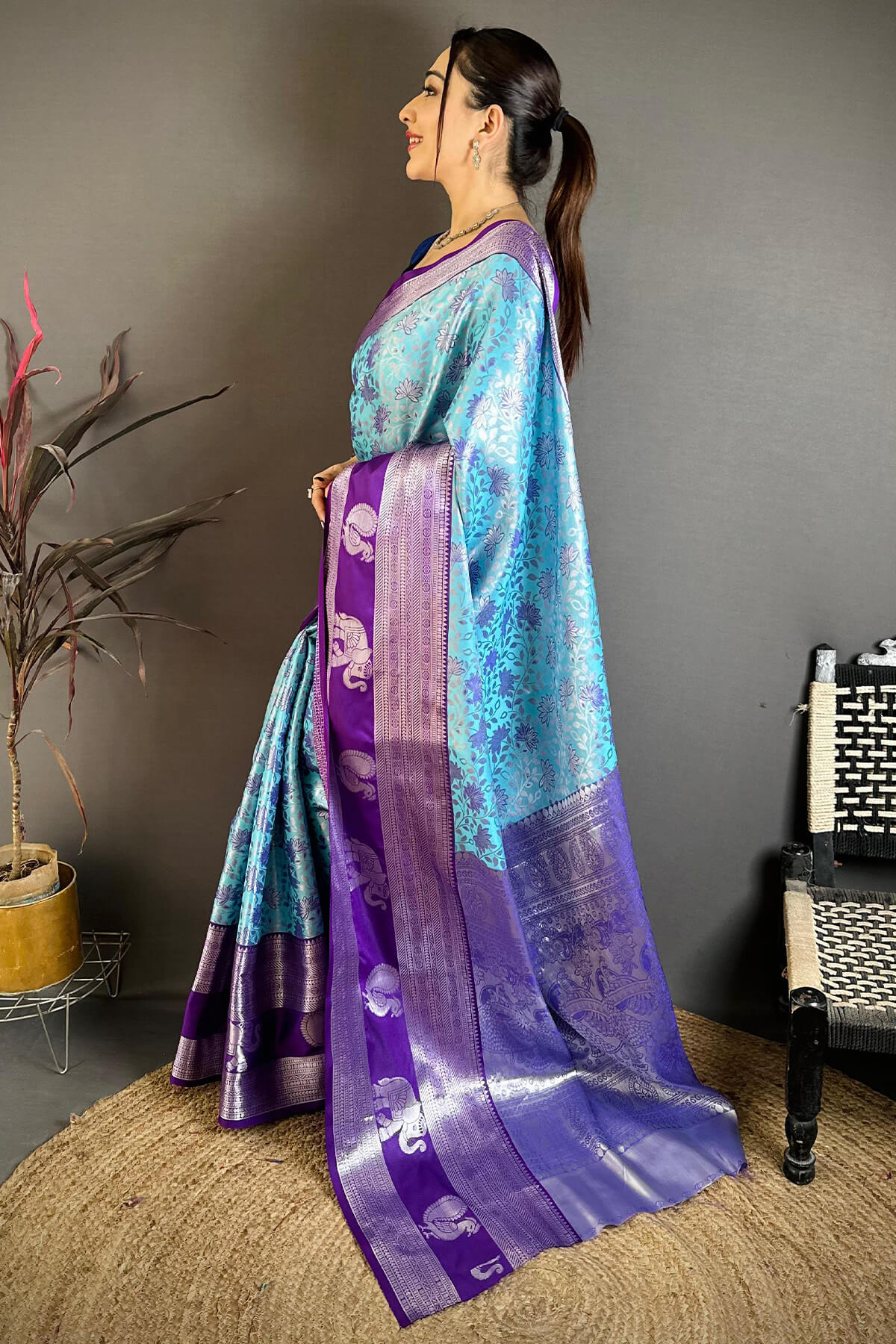 Bucolic Firozi Kanjivaram Silk Saree With Evanescent Blouse Piece