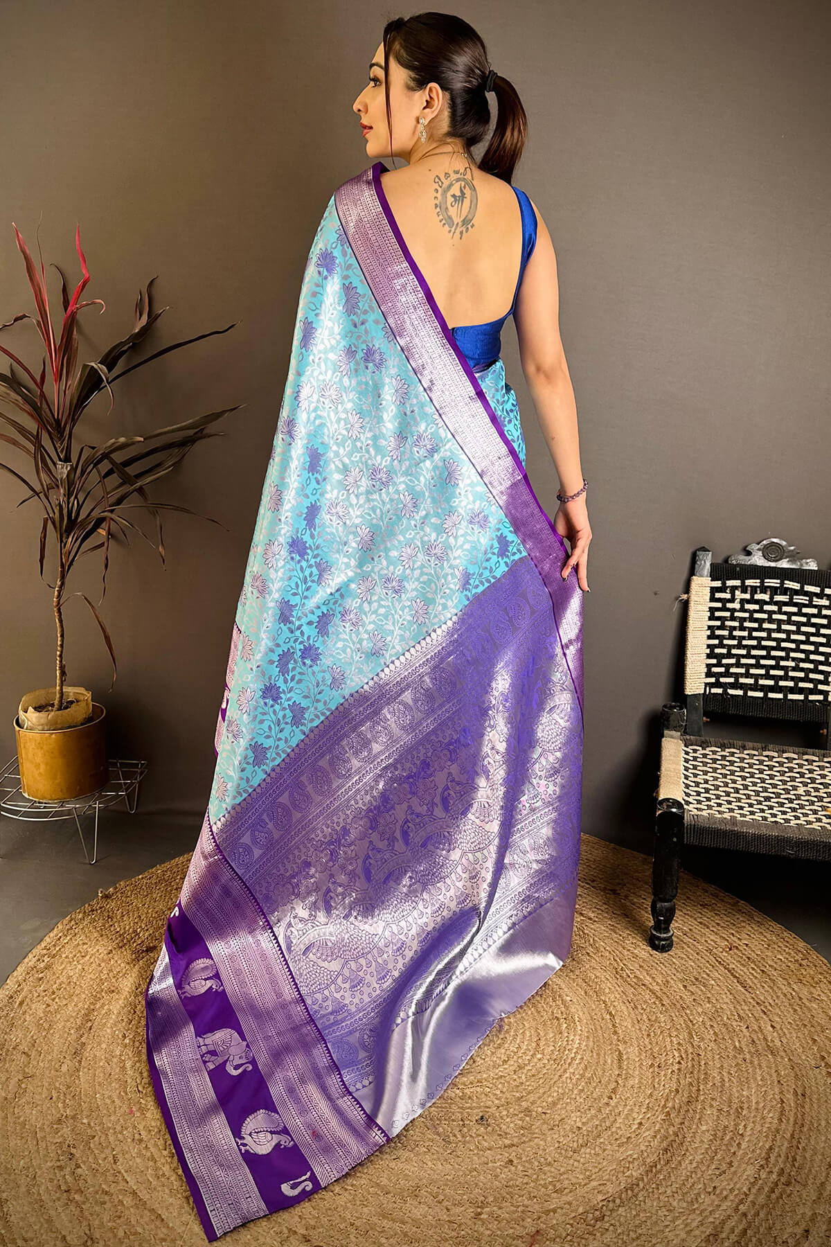 Bucolic Firozi Kanjivaram Silk Saree With Evanescent Blouse Piece