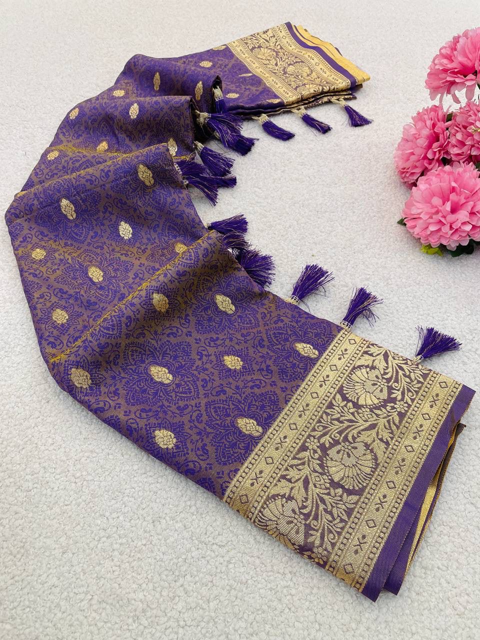 Rhapsodic Lavender Pure Zari Weaving Banarasi Silk Saree With Arresting Blouse Piece