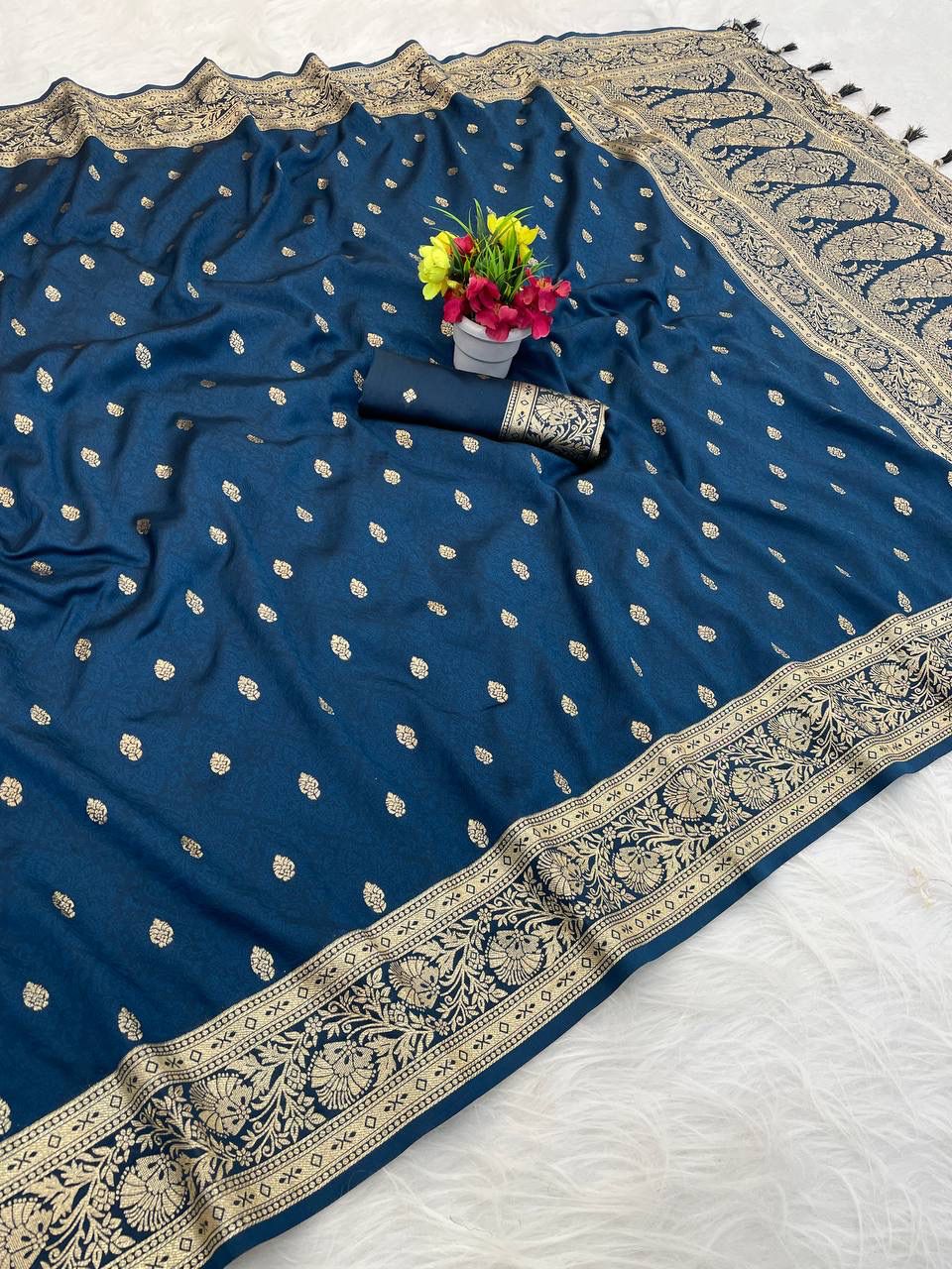 Desuetude Navy Blue Pure Zari Weaving Banarasi Silk Saree With Flaunt Blouse Piece