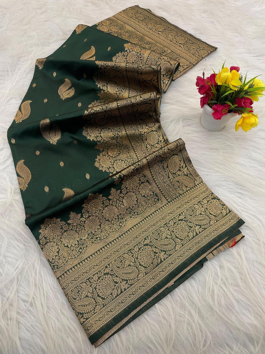 Luxuriant Dark Green Soft Silk Saree With Fugacious Blouse Piece