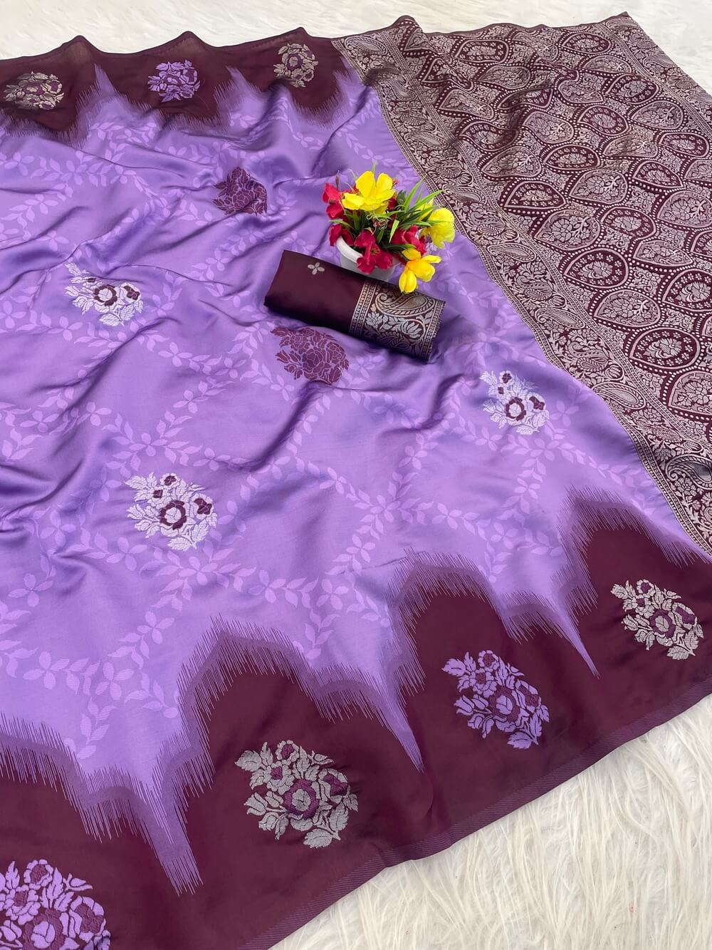 Surreptitious Lavender Soft Silk Saree With Eloquence Blouse Piece