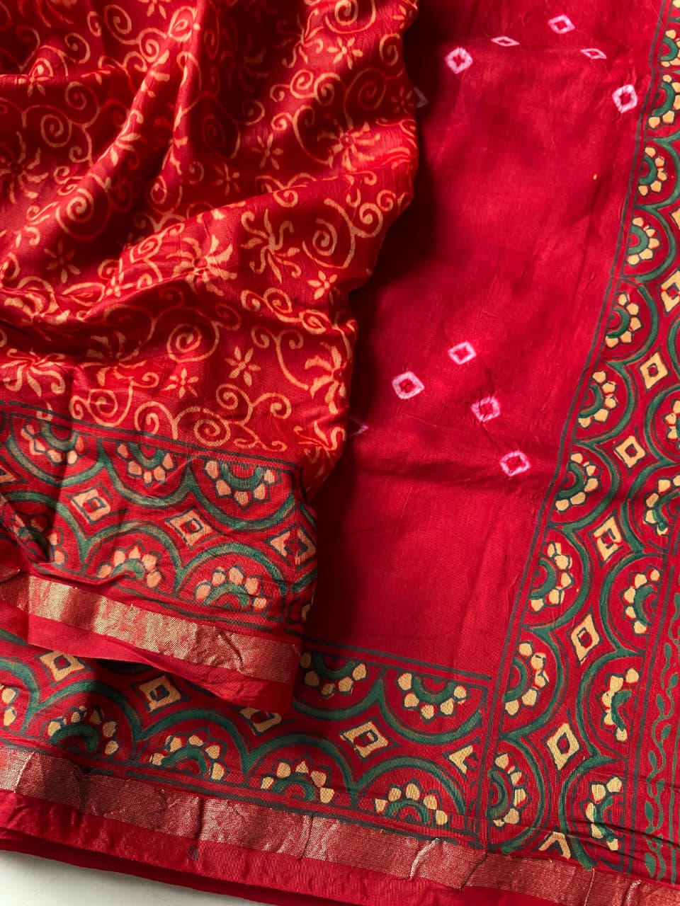 Arresting Red Soft Chanderi Silk Badhani Printed Saree With Bewitching Blouse Piece