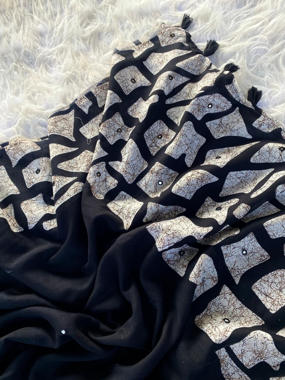 Luminous Black Printed Linen Silk Saree With Snappy Blouse Piece