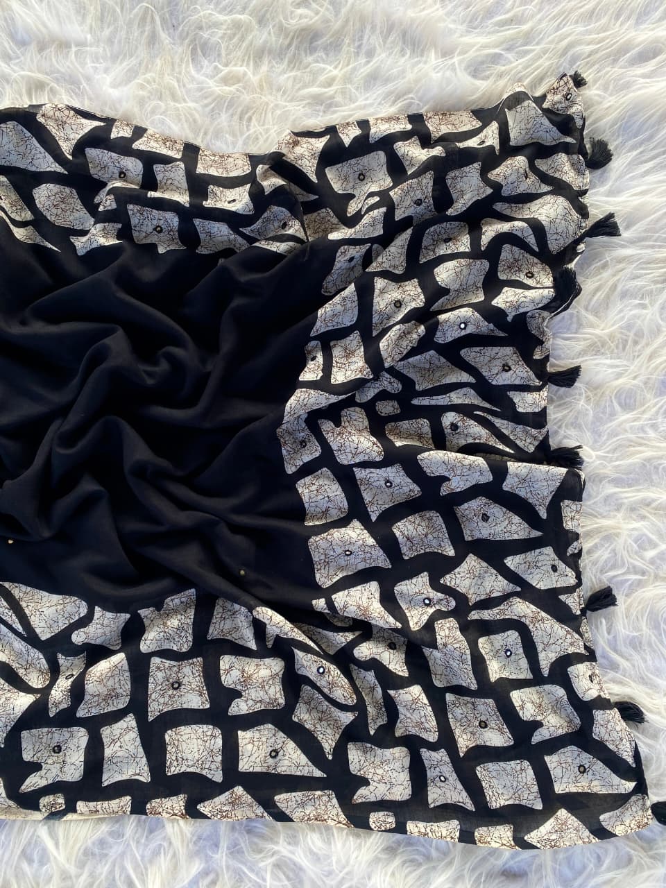 Luminous Black Printed Linen Silk Saree With Snappy Blouse Piece