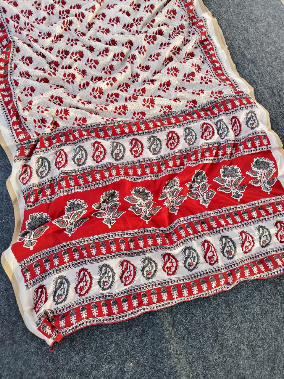 Engaging Off White Printed Cotton Silk Saree With Trendy Blouse Piece