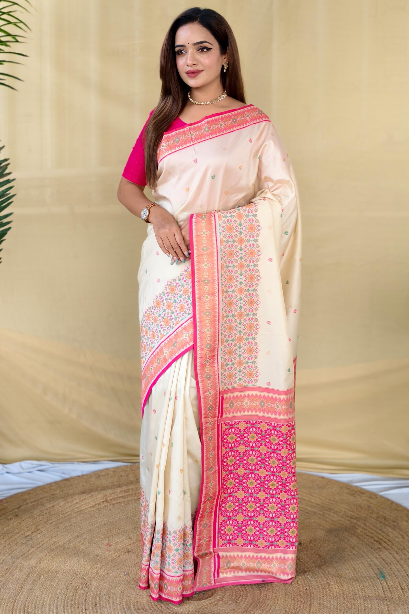 Supernal Off White Pure Zari Weaving Banarasi Silk Saree With Refreshing Blouse Piece