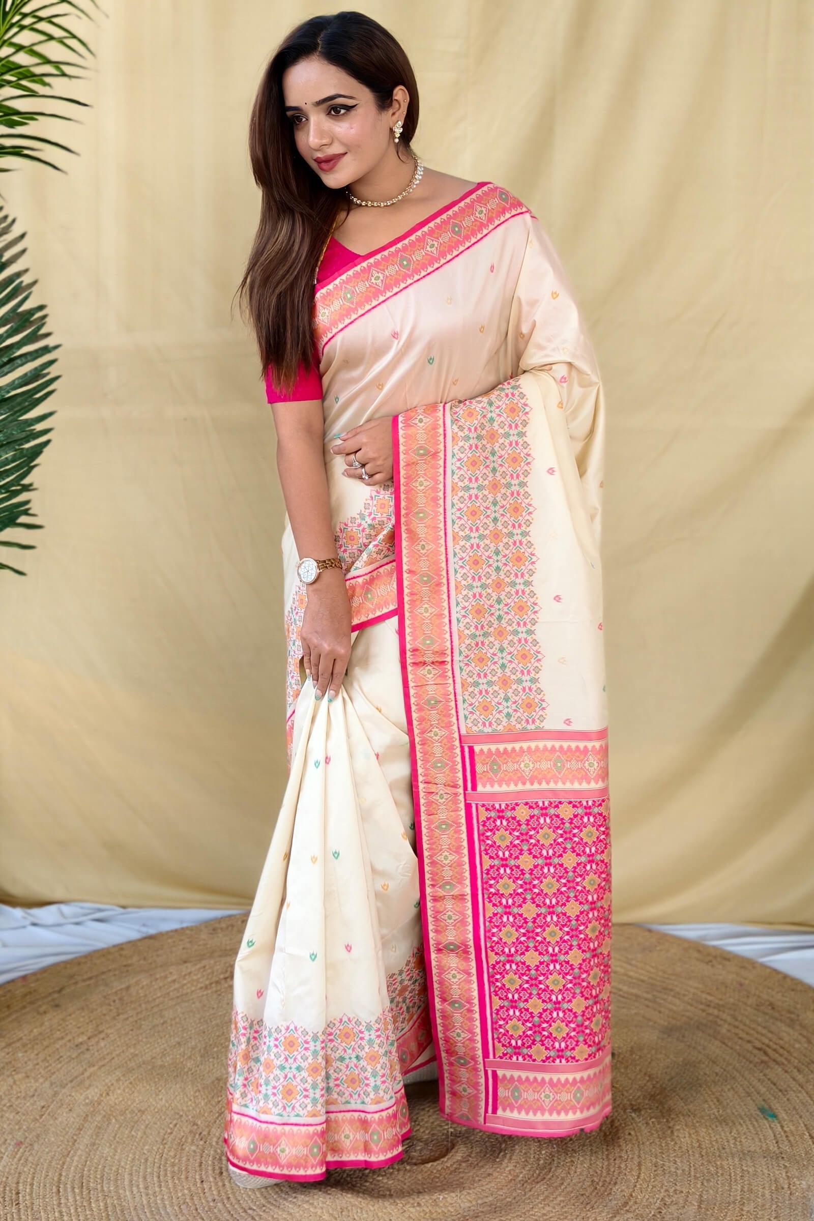 Supernal Off White Pure Zari Weaving Banarasi Silk Saree With Refreshing Blouse Piece