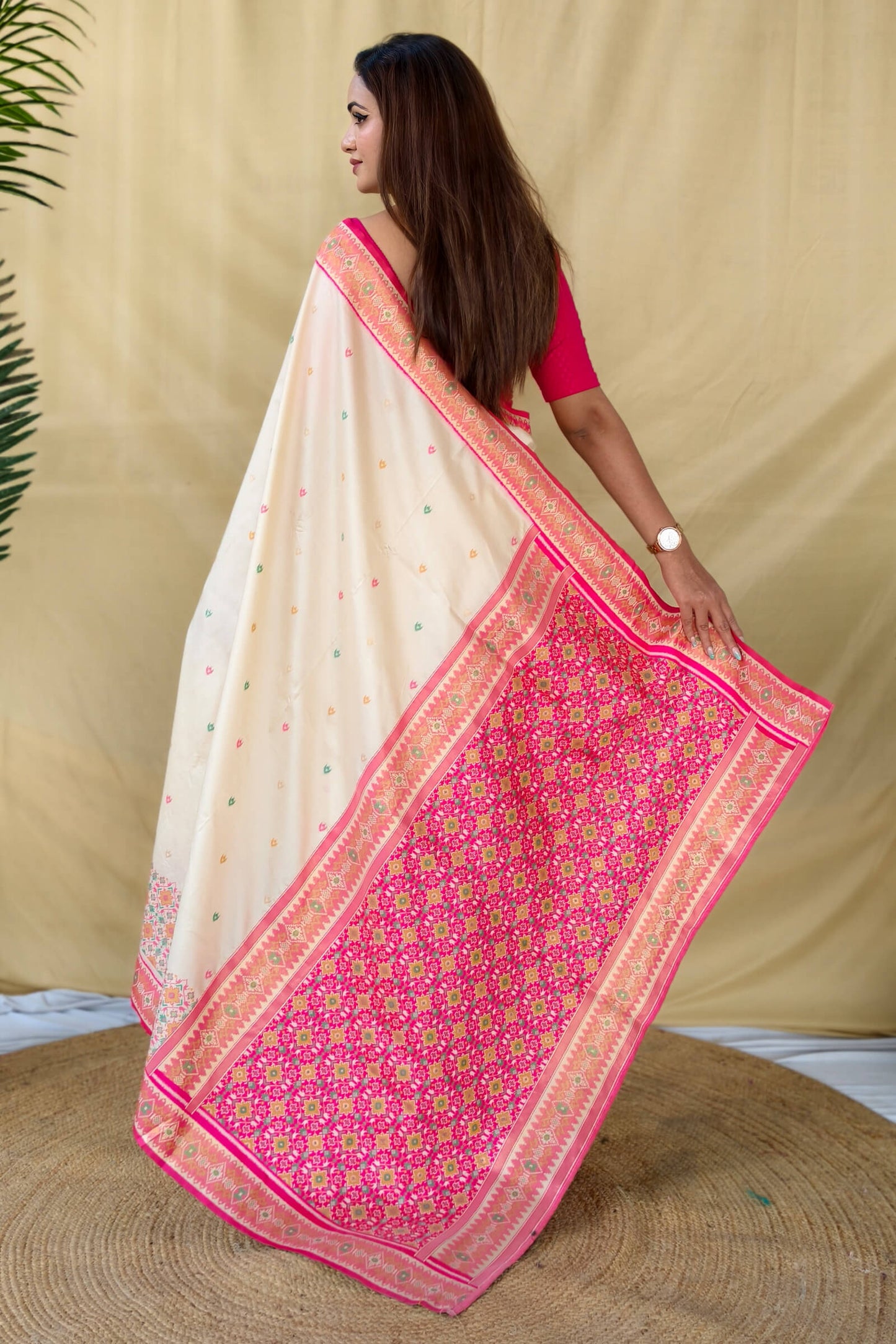 Supernal Off White Pure Zari Weaving Banarasi Silk Saree With Refreshing Blouse Piece