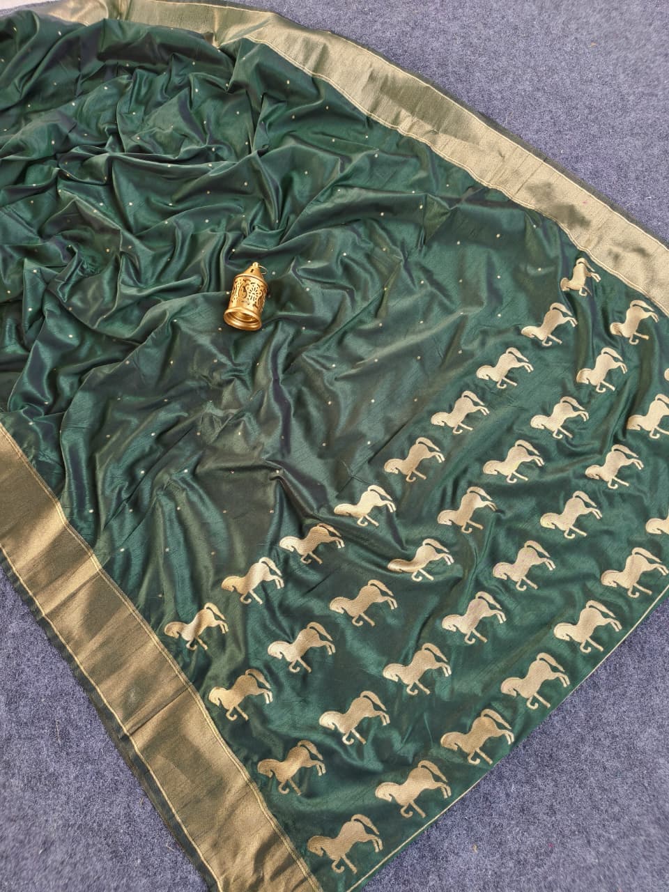 Demure Dark Green Pure Zari Weaving Banarasi Silk Saree With Gleaming Blouse Piece