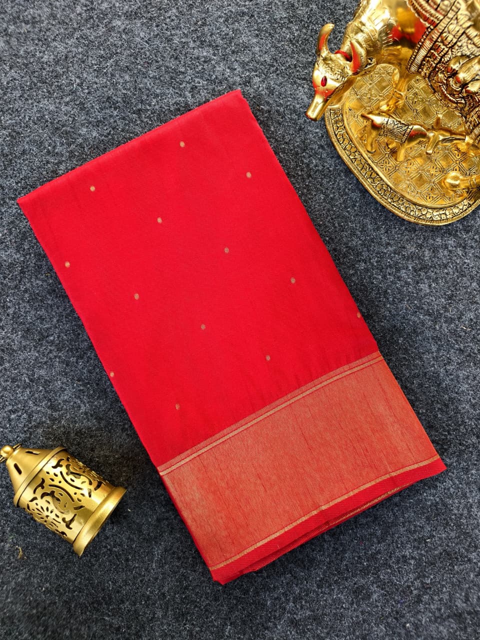 Splendiferous Red Pure Zari Weaving Banarasi Silk Saree With Prettiest Blouse Piece
