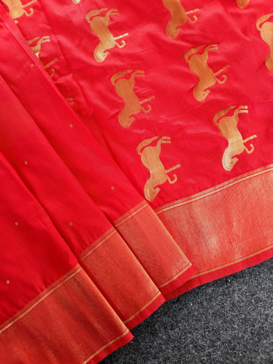 Splendiferous Red Pure Zari Weaving Banarasi Silk Saree With Prettiest Blouse Piece