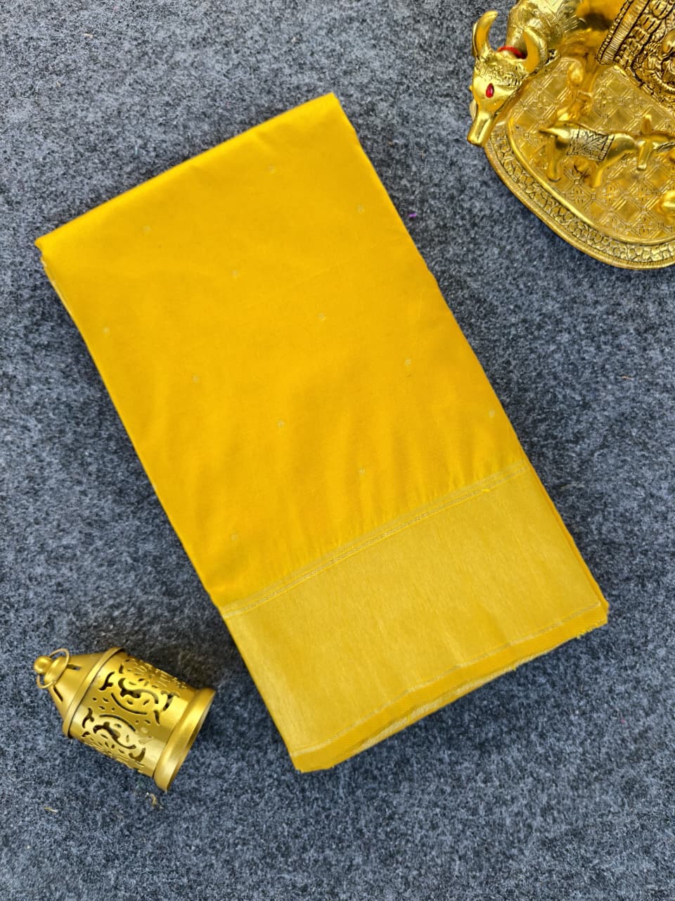 Mellifluous Yellow Pure Zari Weaving Banarasi Silk Saree With Magnificat Blouse Piece