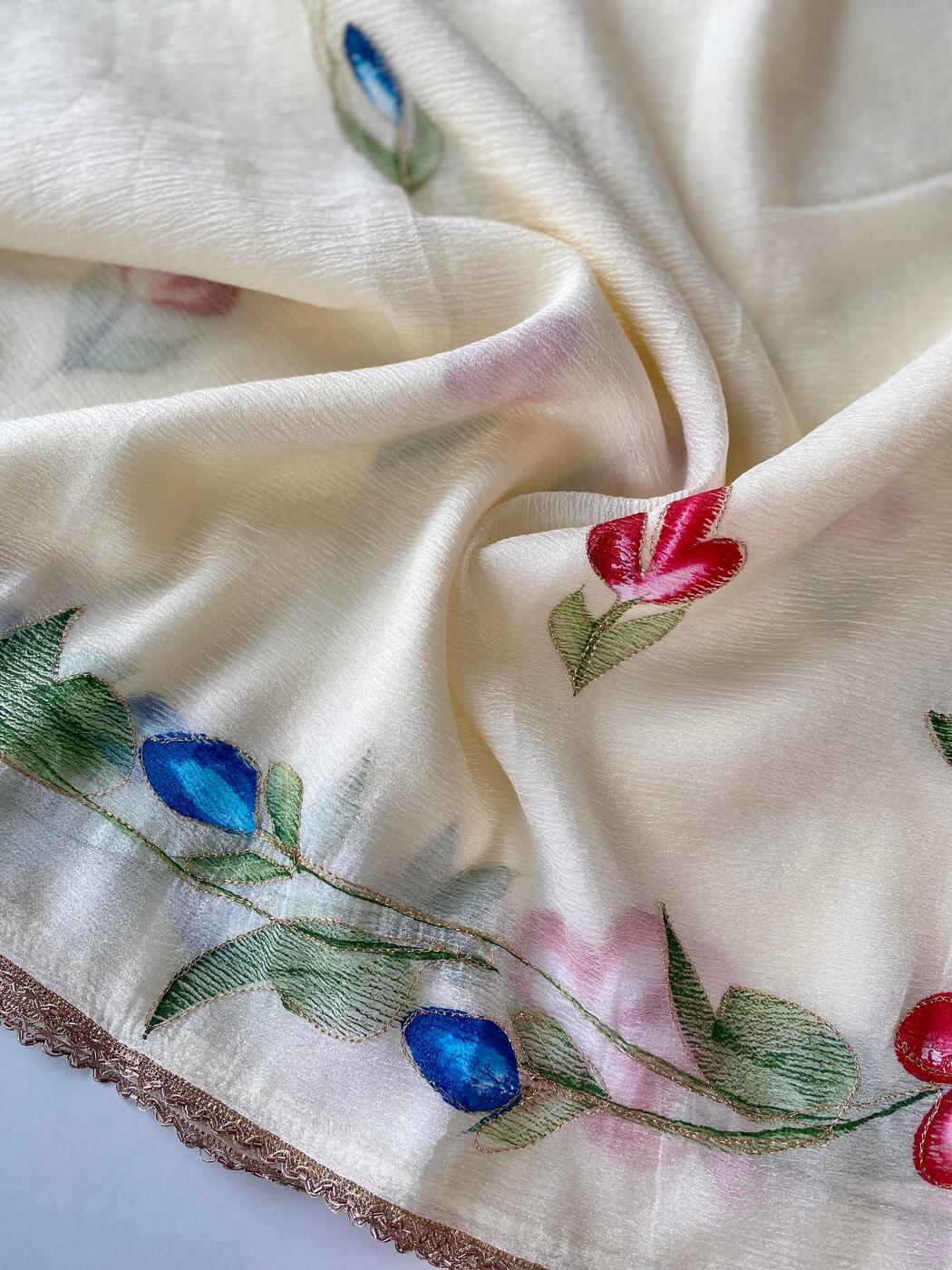 Stunning Off White Hand Printed Crush Silk Saree With Adoring Blouse Piece