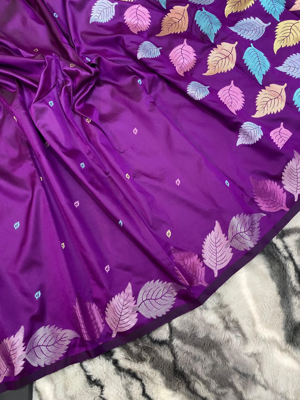 Exemplary Purple Pure Zari Weaving Banarasi Silk Saree With Alluring Blouse Piece
