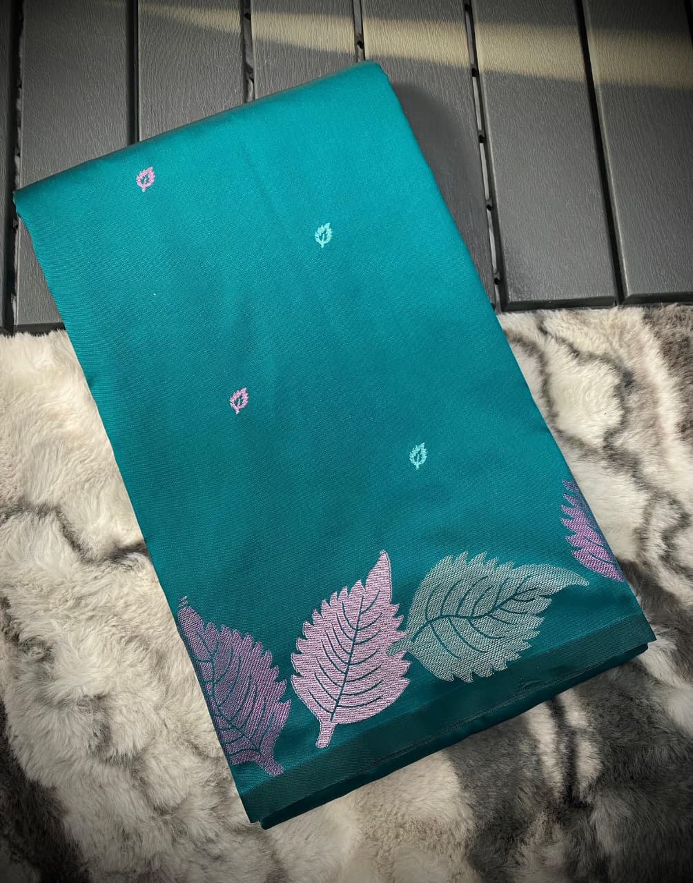 Resonant Rama Pure Zari Weaving Banarasi Silk Saree With Pulsating Blouse Piece