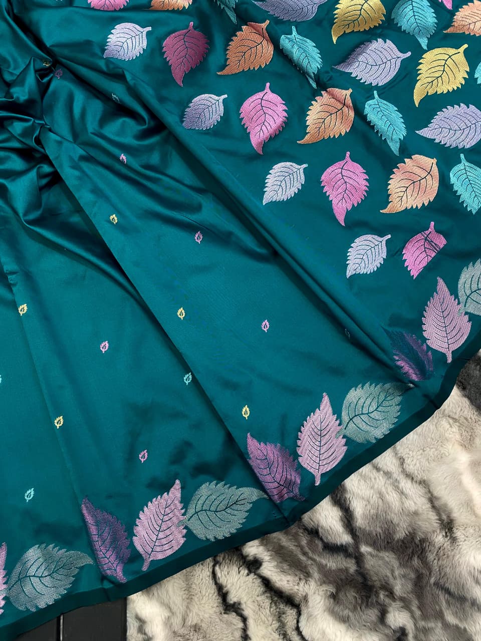 Resonant Rama Pure Zari Weaving Banarasi Silk Saree With Pulsating Blouse Piece