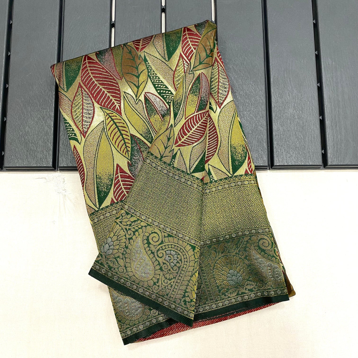 Elegant green kanchipattu silk indian traditional saree with contrast weaving border