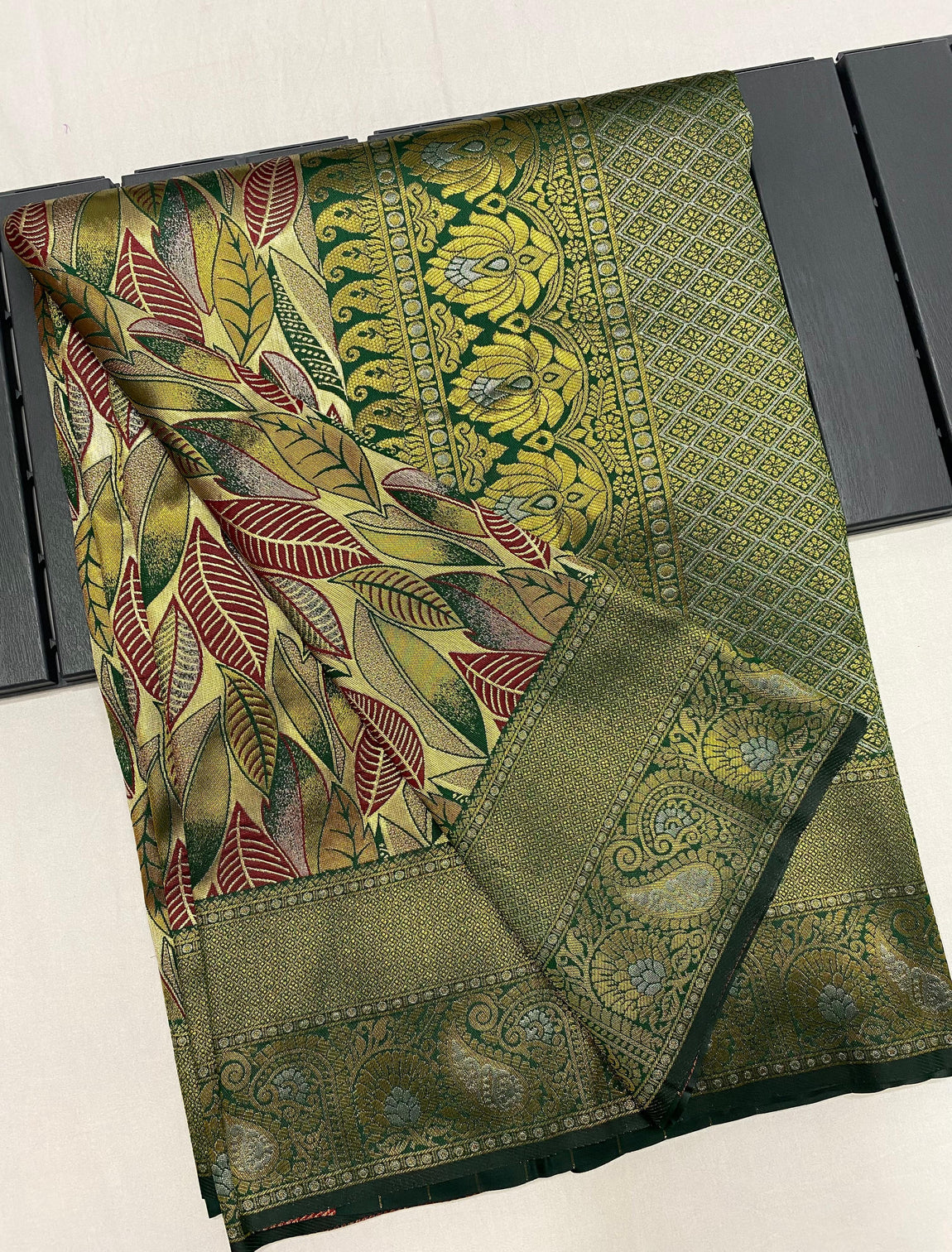 Elegant green kanchipattu silk indian traditional saree with contrast weaving border
