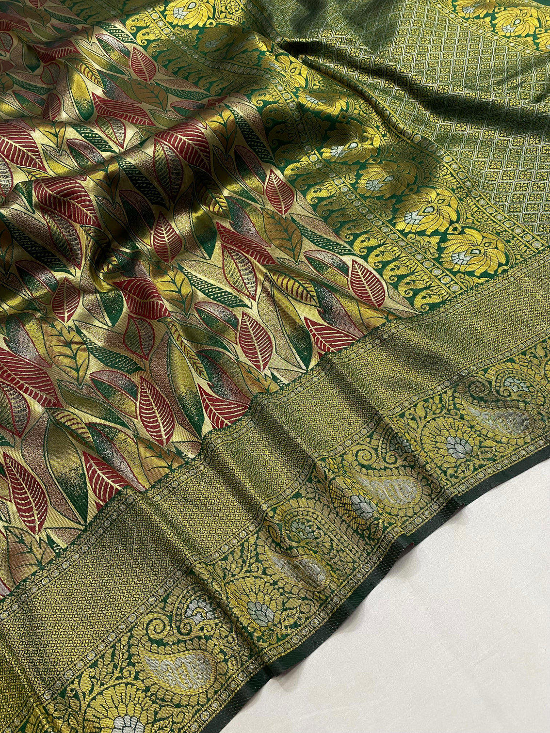 Elegant green kanchipattu silk indian traditional saree with contrast weaving border