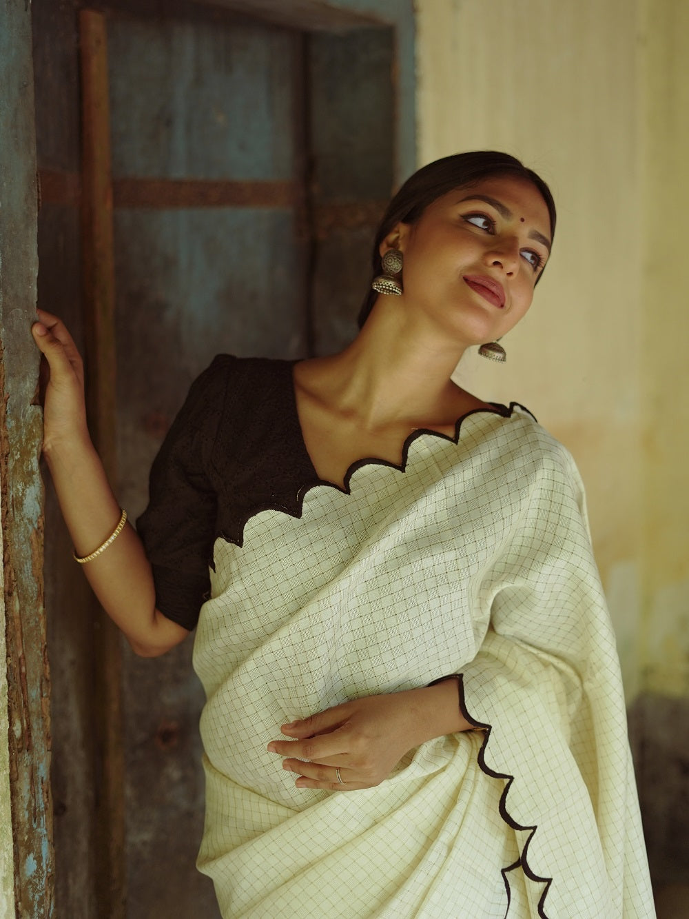 Exquisite White Gadhwal Chex Saree with Arca Work and Lucknowi Work Blouse