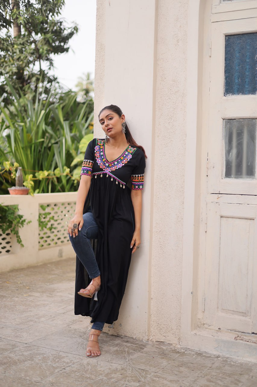 Black 14 Kg Rayon Kutchi Gamthi Embroidered Kurti