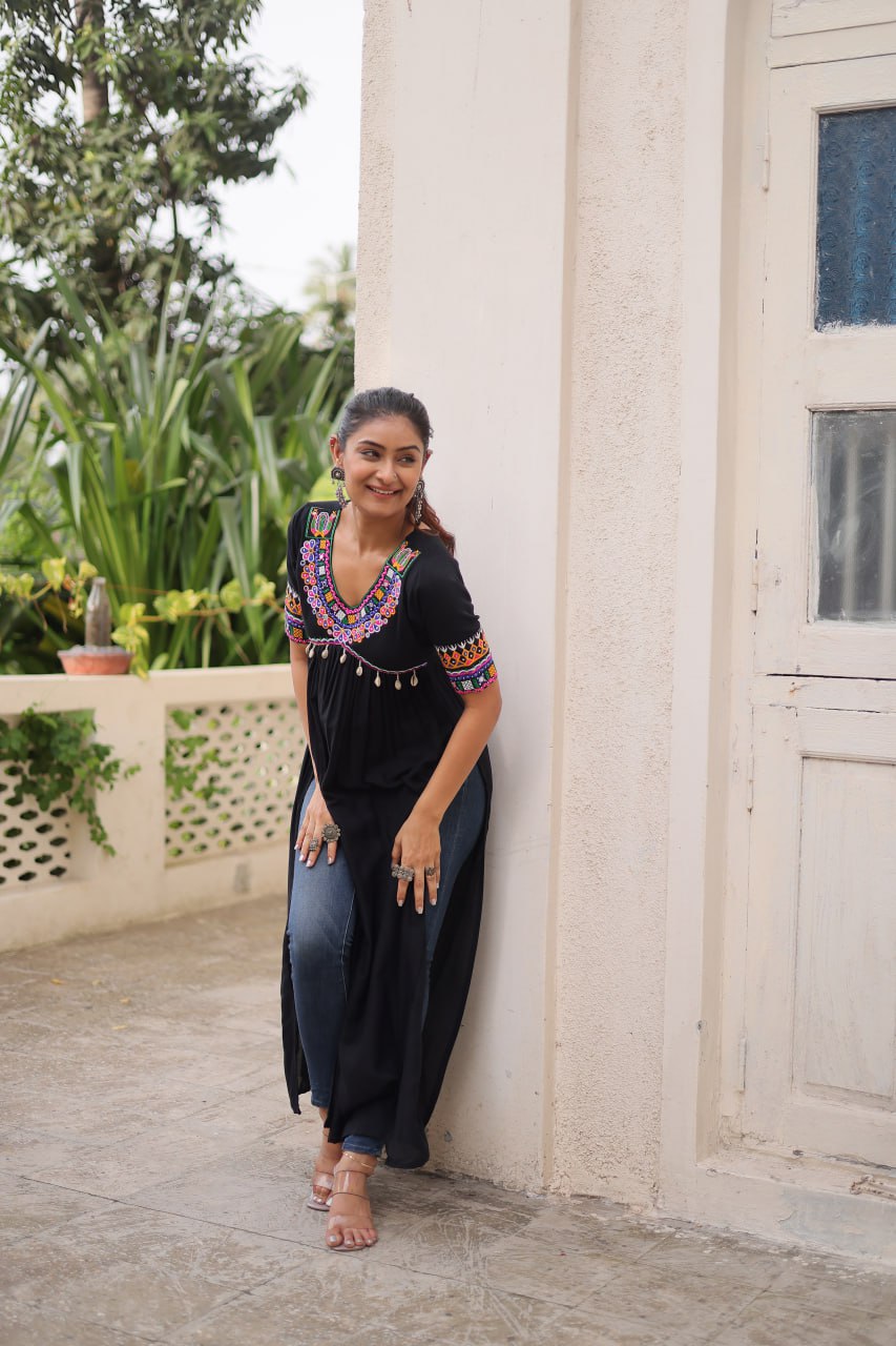 Black 14 Kg Rayon Kutchi Gamthi Embroidered Kurti