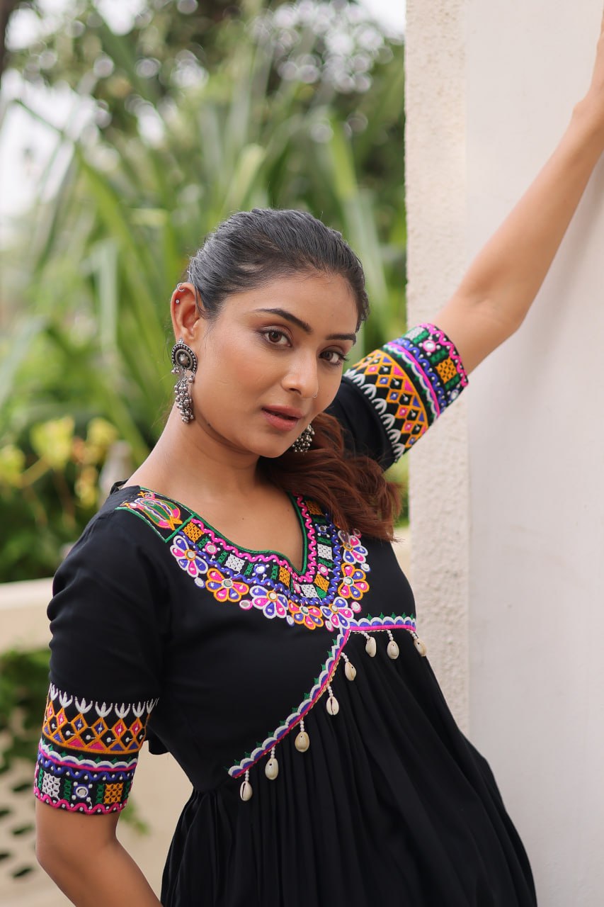 Black 14 Kg Rayon Kutchi Gamthi Embroidered Kurti