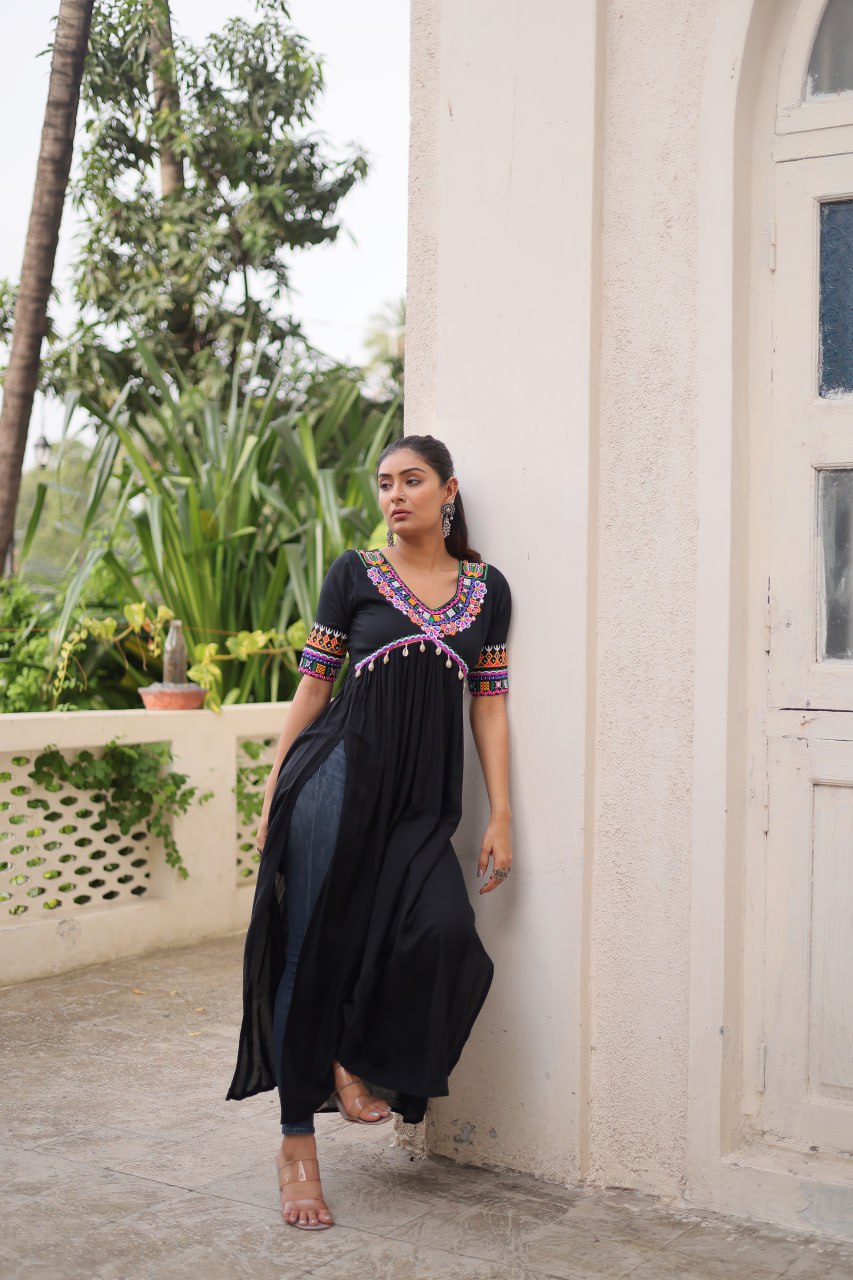 Black 14 Kg Rayon Kutchi Gamthi Embroidered Kurti