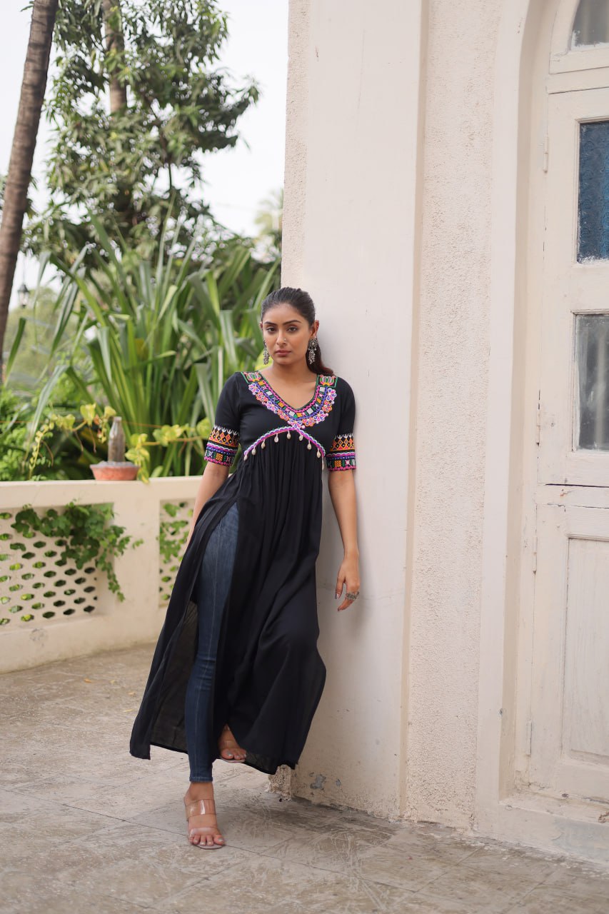 Black 14 Kg Rayon Kutchi Gamthi Embroidered Kurti