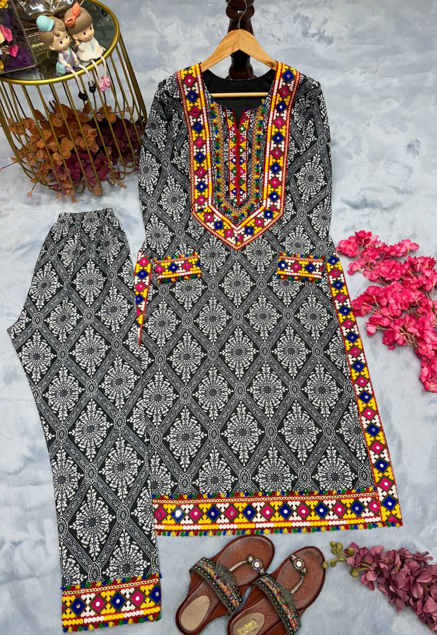 Black Festivals & Party Wear Pur Maslin Silk Top & Bottom Set – Elegant Digital Print & Embroidery Look