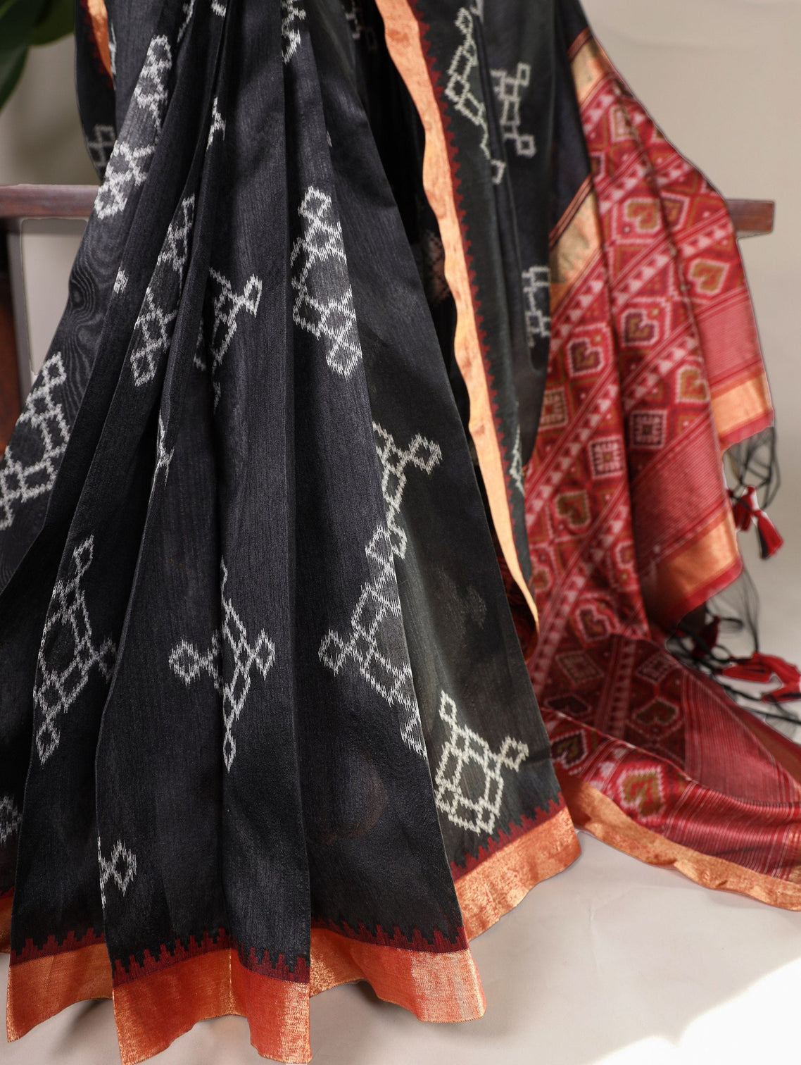 Black Graceful Jacquard Silk Saree with Printed & Zari Weaving Work