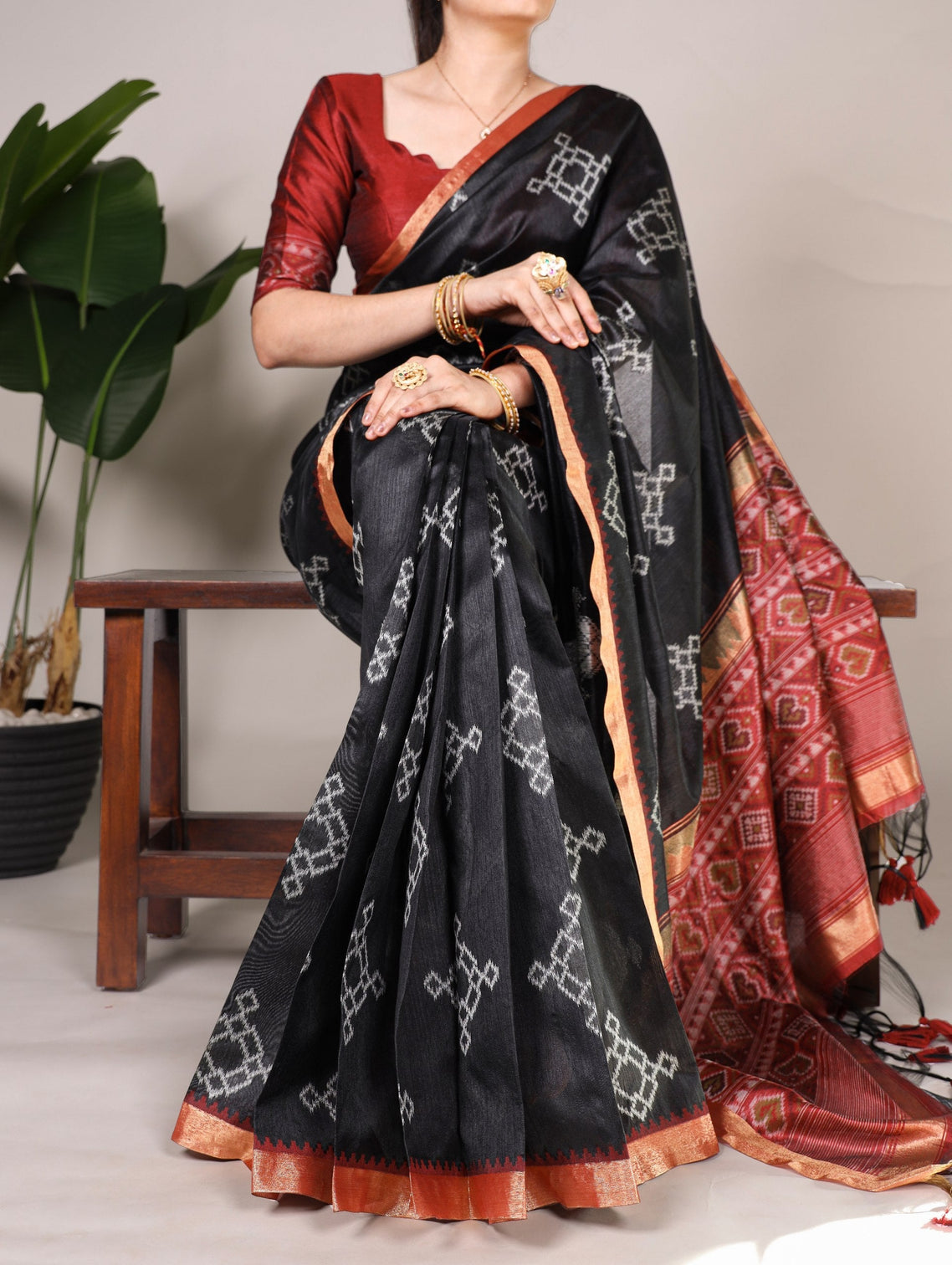 Black Graceful Jacquard Silk Saree with Printed & Zari Weaving Work