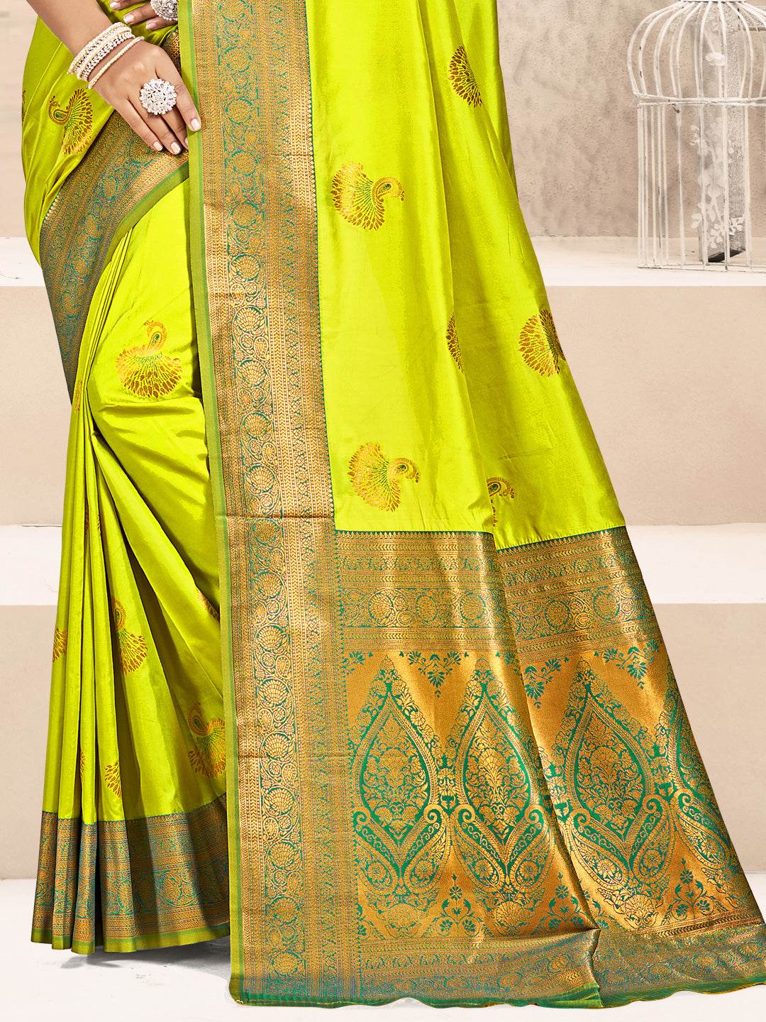 Green Silk Saree With Blouse Piece