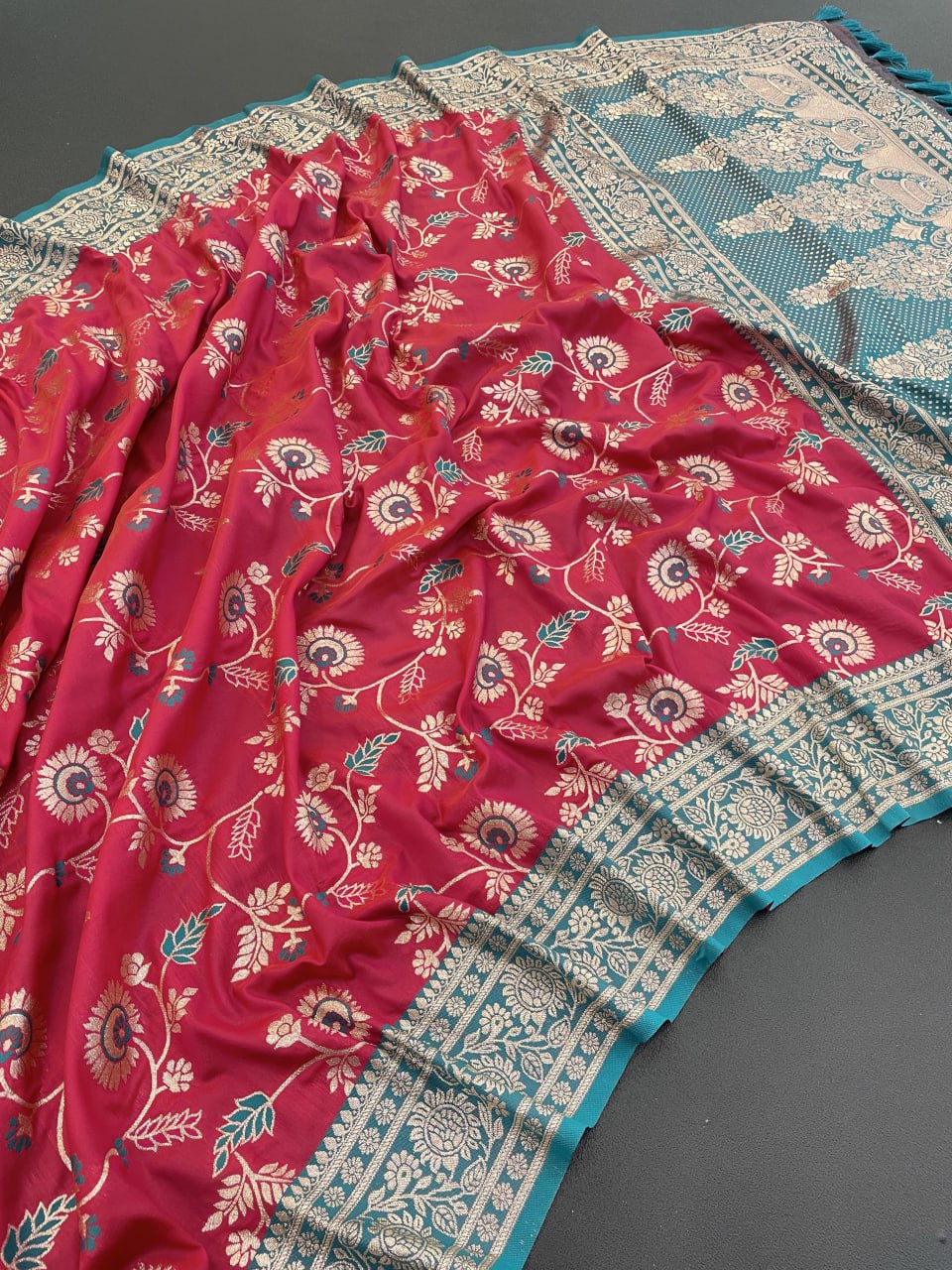 Graceful dark pink banarasi soft silk saree with zari weaving